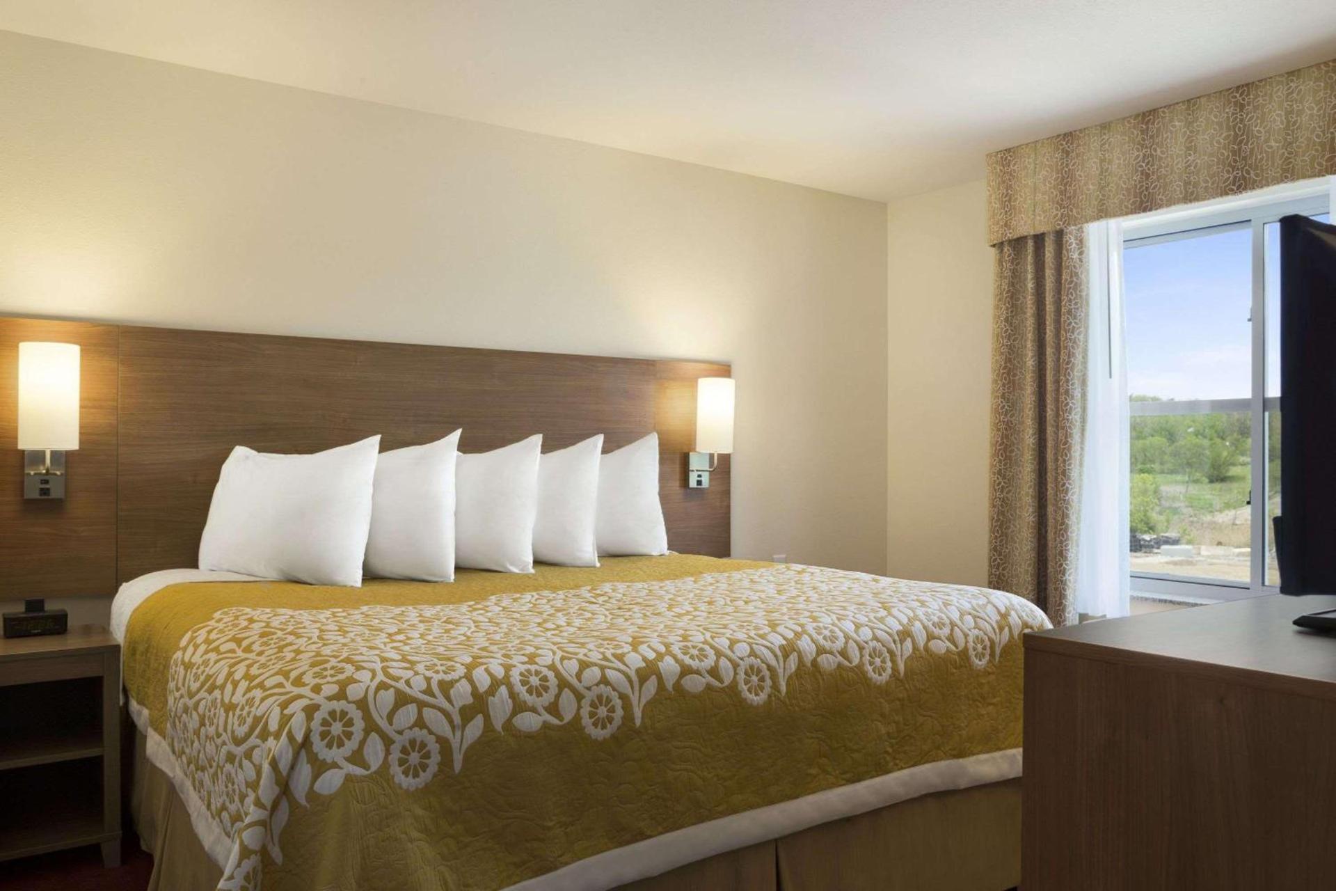 Days Inn & Suites by Wyndham Belmont photo 6