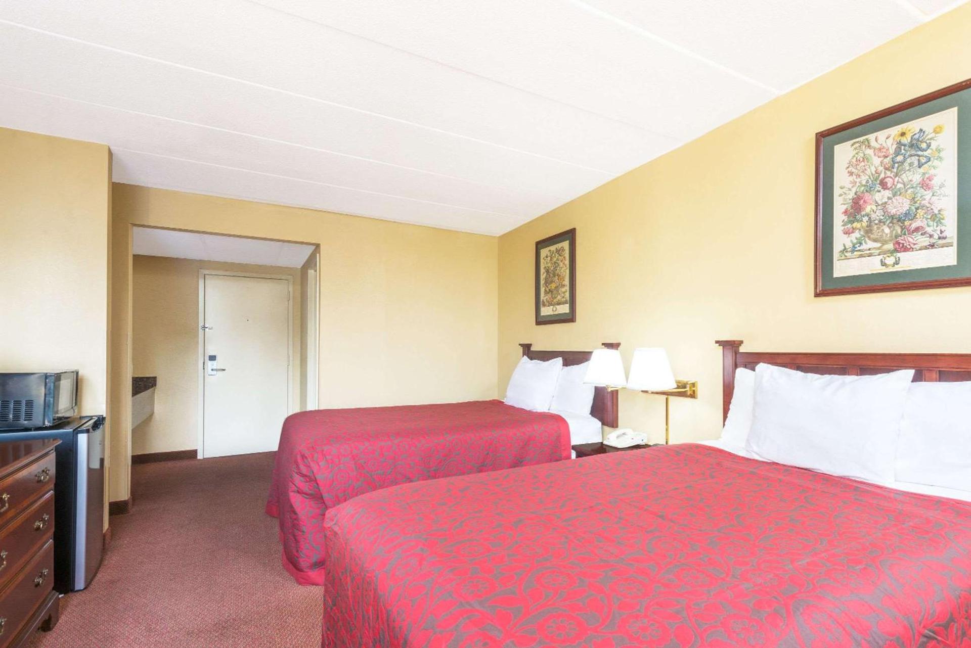 Days Inn by Wyndham Hagerstown I-70 photo 8