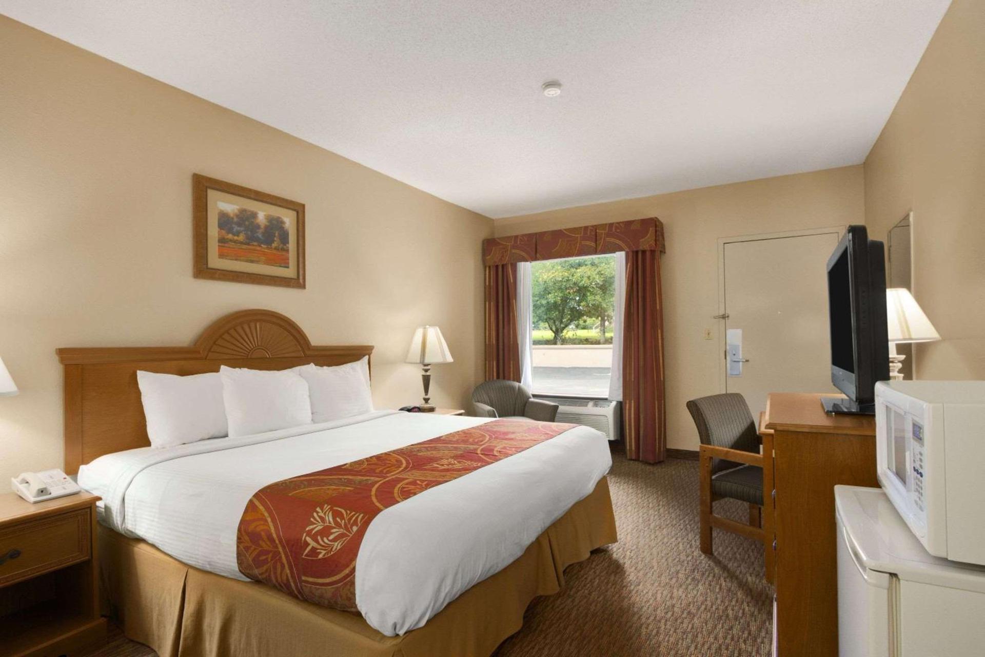 Days Inn by Wyndham Alexander City photo 5
