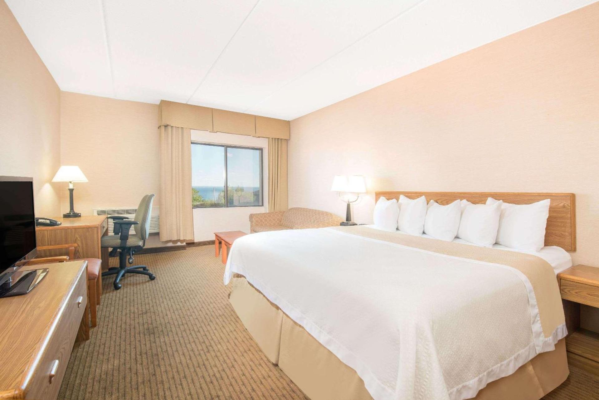 Days Inn by Wyndham Duluth Lakewalk photo 35