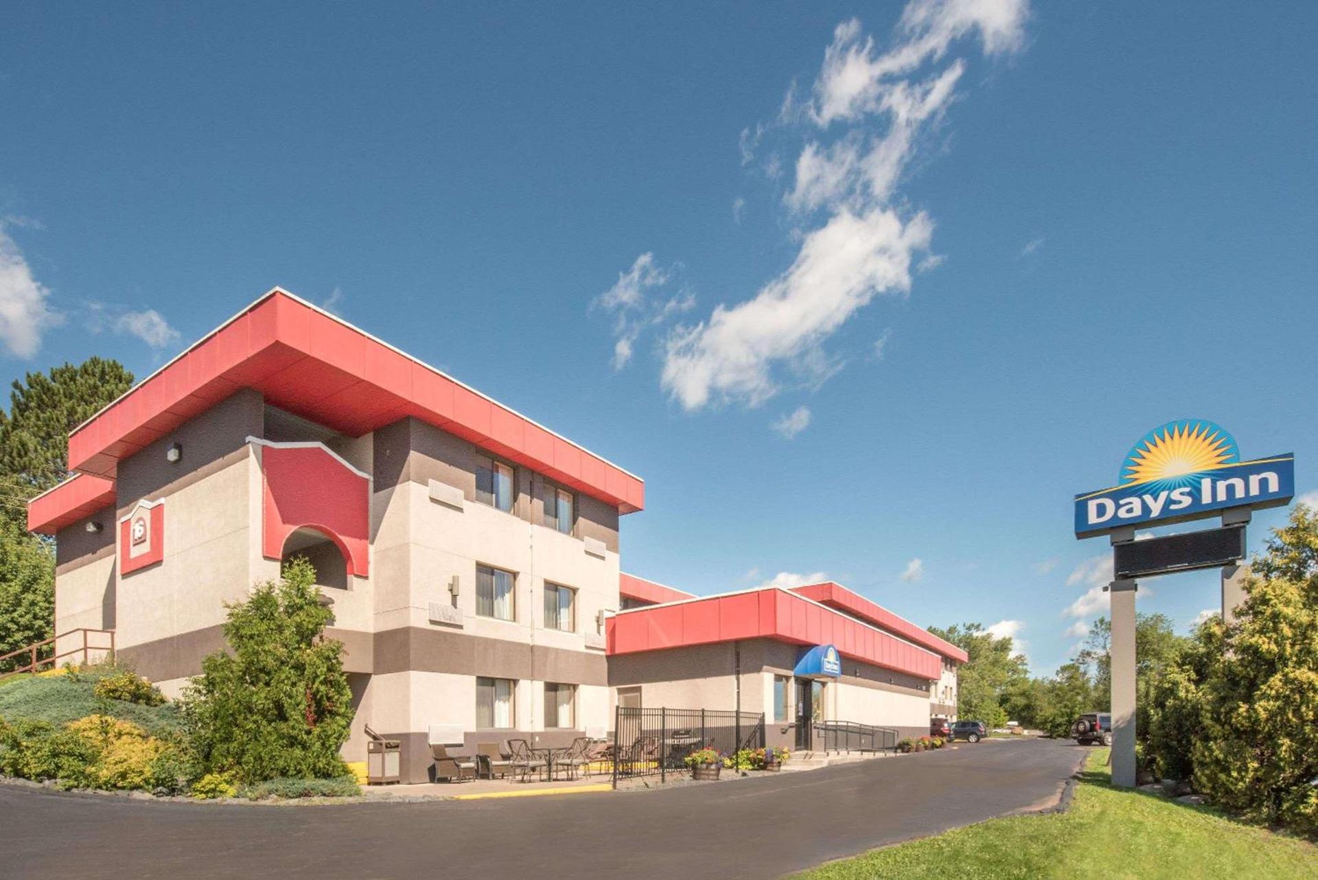 Days Inn by Wyndham Duluth Lakewalk photo 1