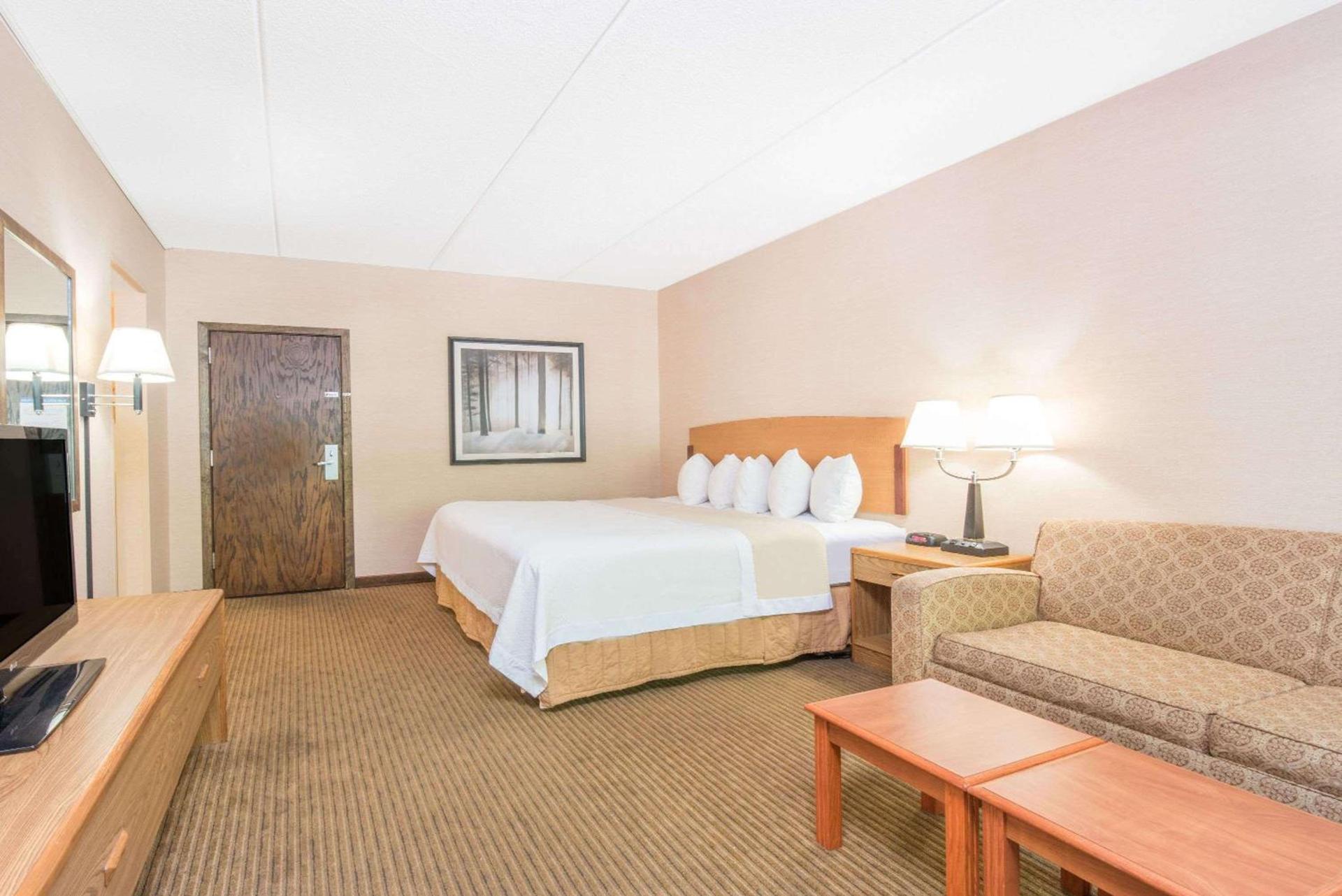 Days Inn by Wyndham Duluth Lakewalk photo 36