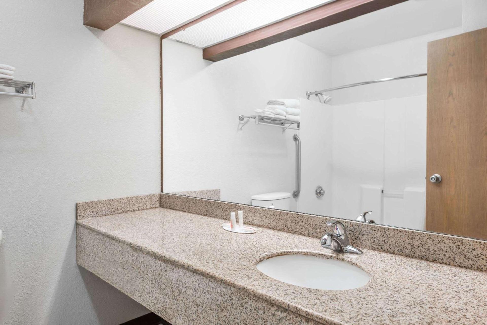 Days Inn & Suites by Wyndham Casey photo 5