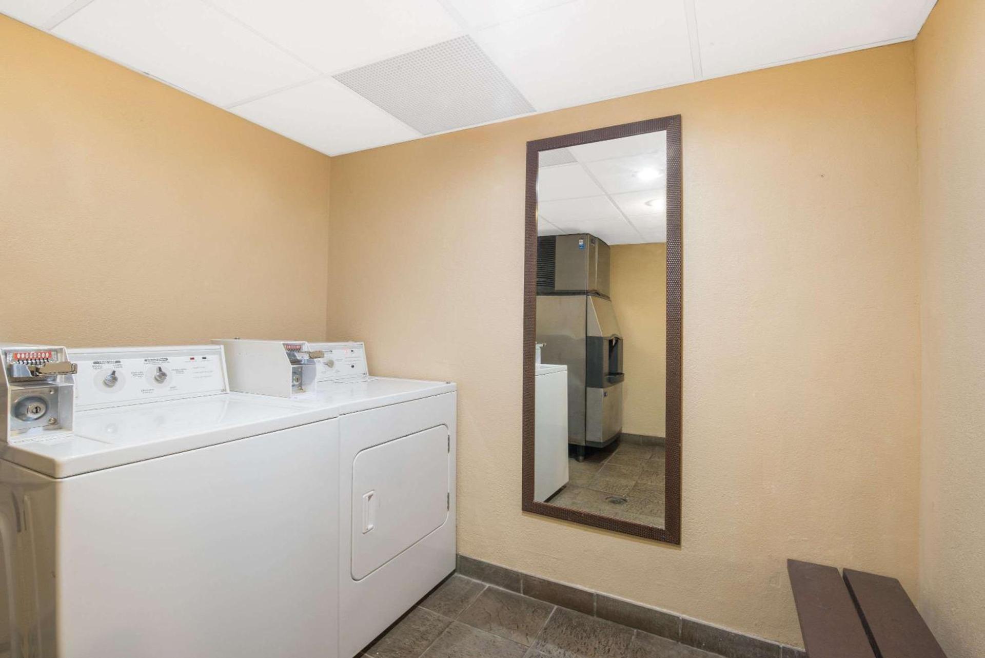 Days Inn by Wyndham Duluth Lakewalk photo 37