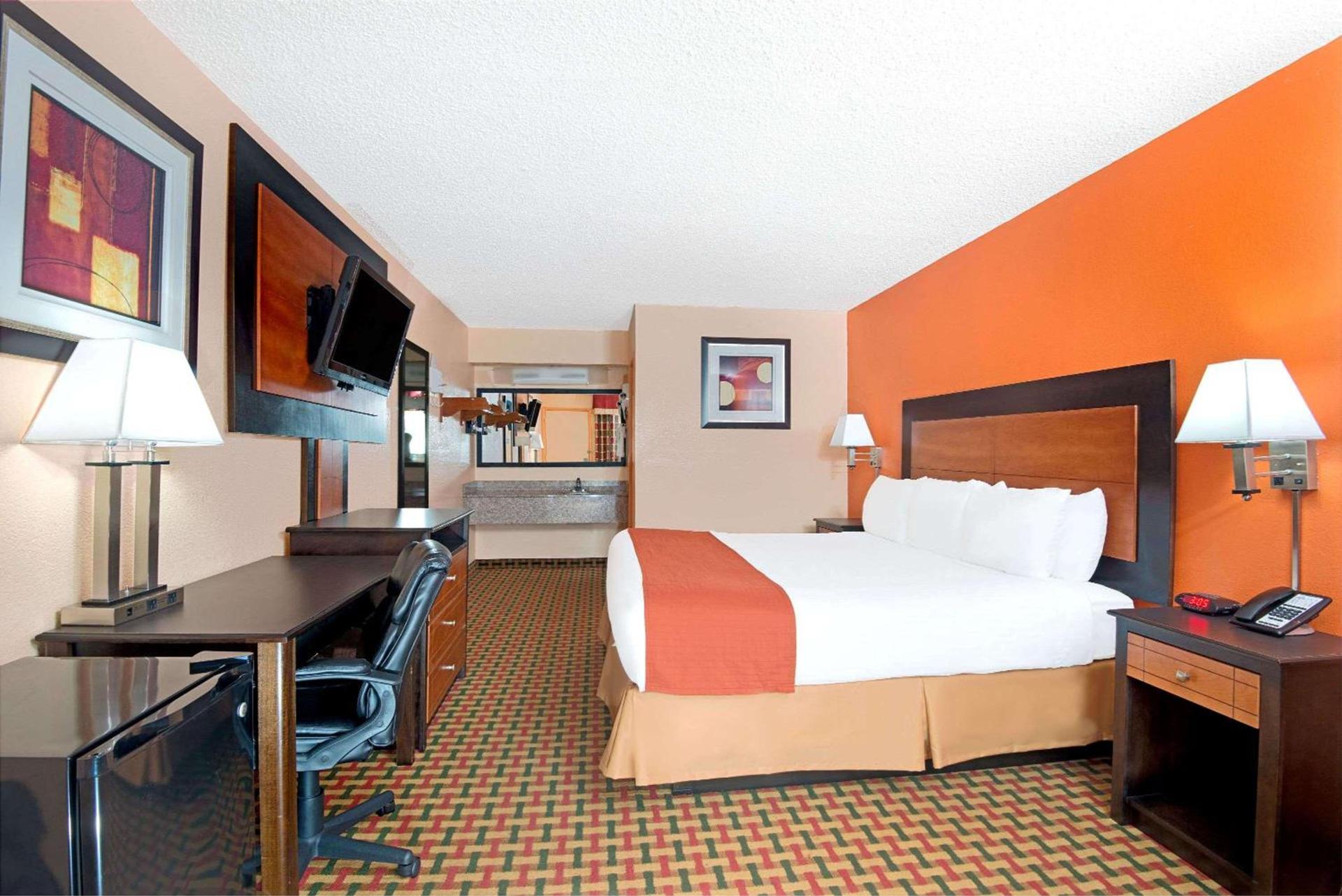 Days Inn by Wyndham Independence photo 5