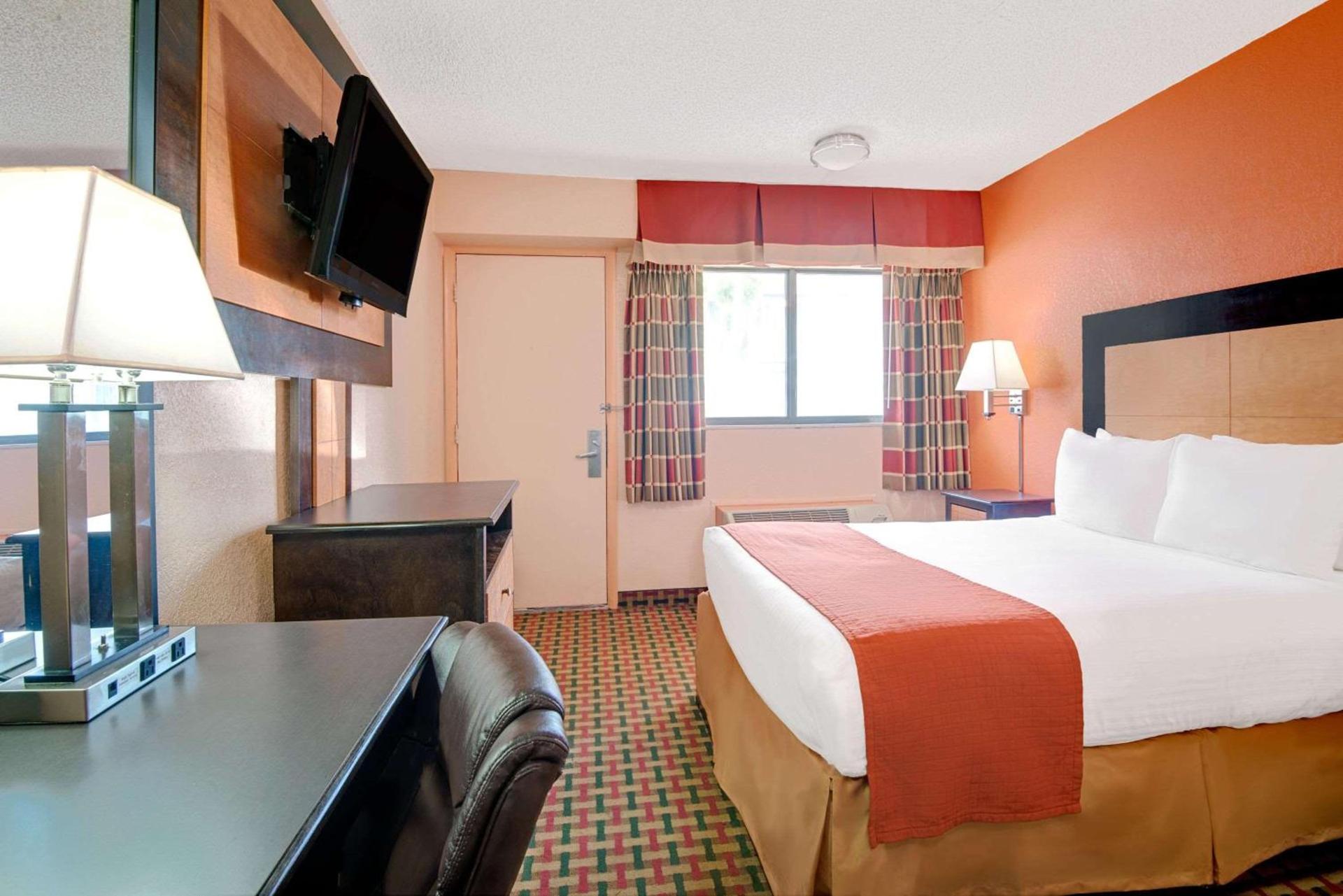 Days Inn by Wyndham Independence photo 11