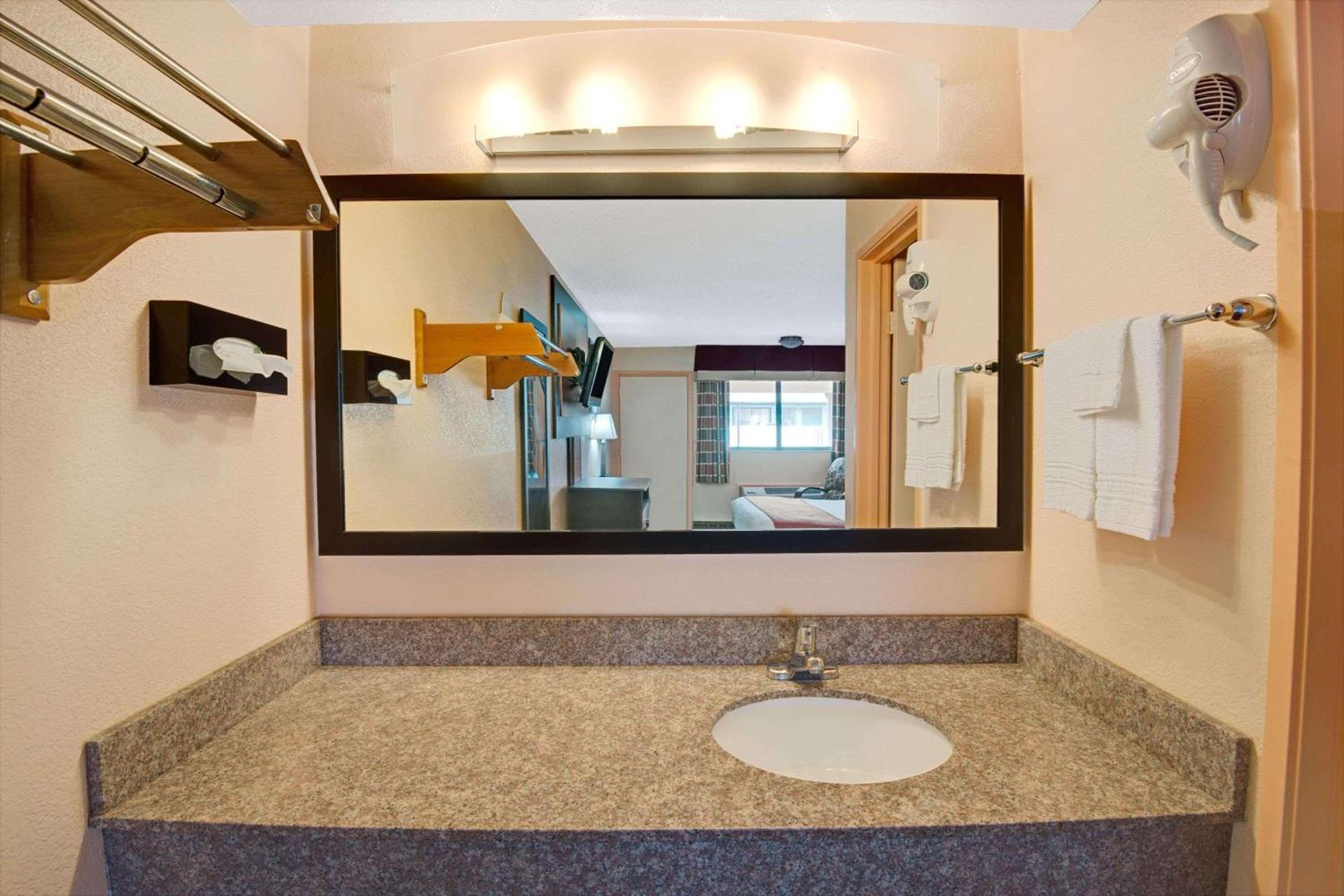 Days Inn by Wyndham Independence photo 7