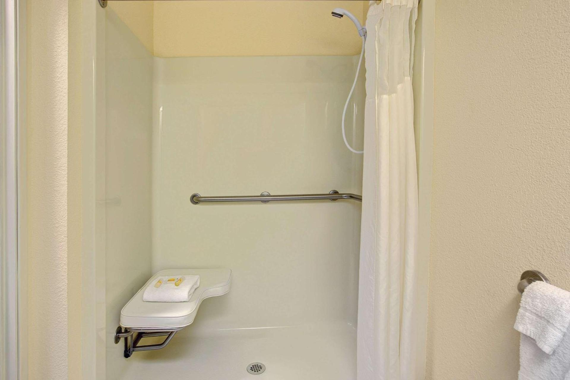 Days Inn & Suites by Wyndham Hickory photo 5