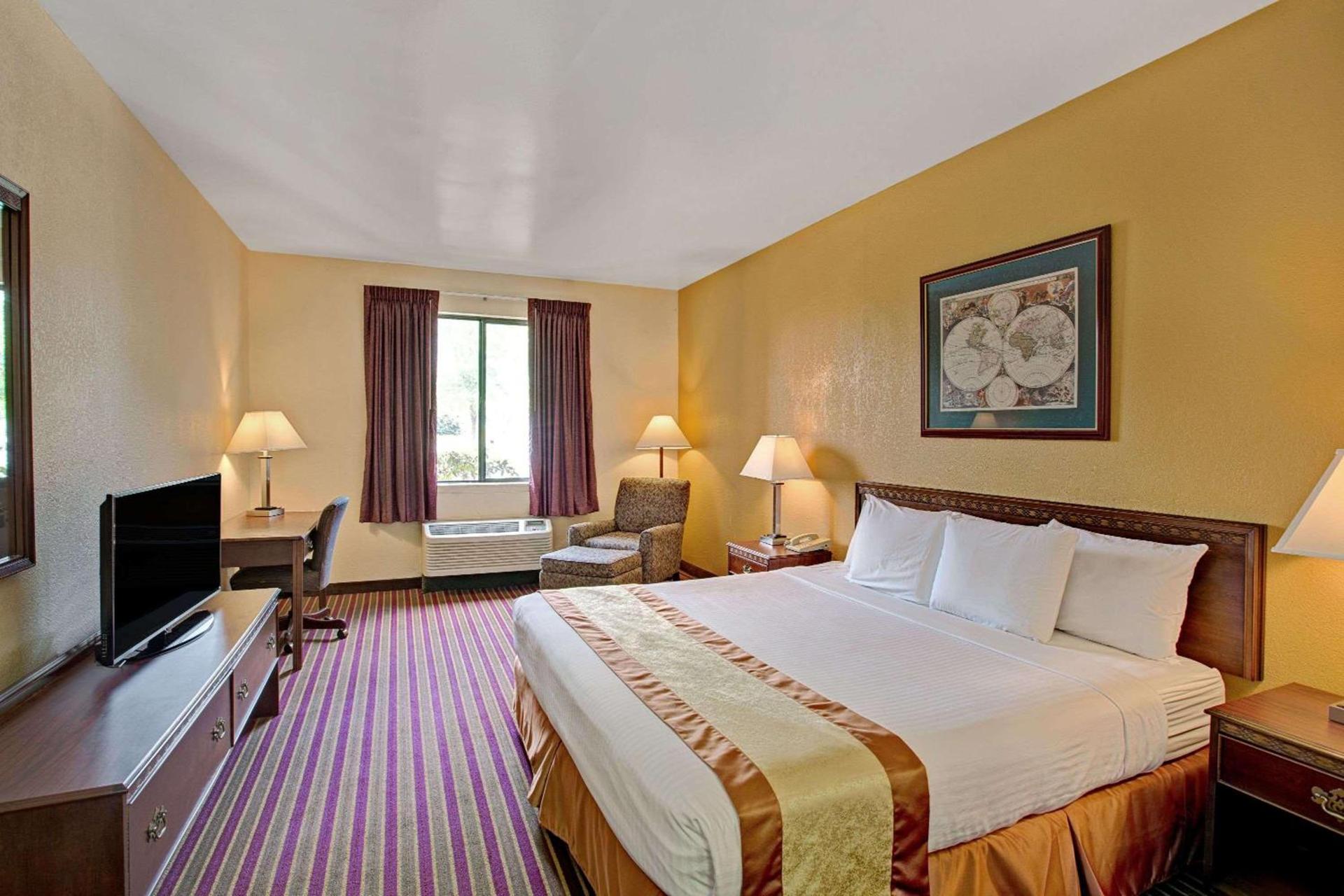 Days Inn & Suites by Wyndham Hickory photo 9
