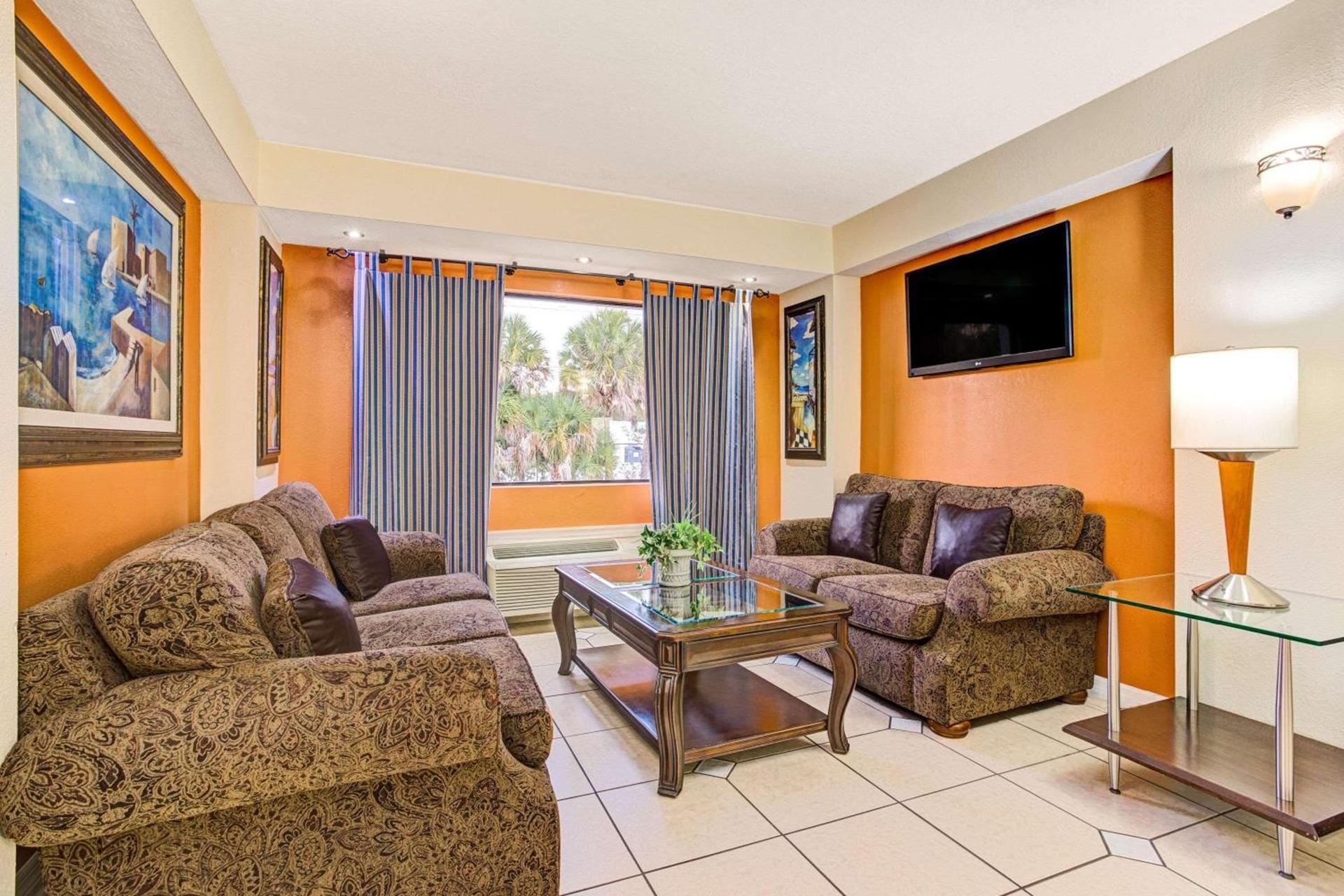 Days Inn & Suites by Wyndham Tampa Fairground-Casino-Ybor photo 12