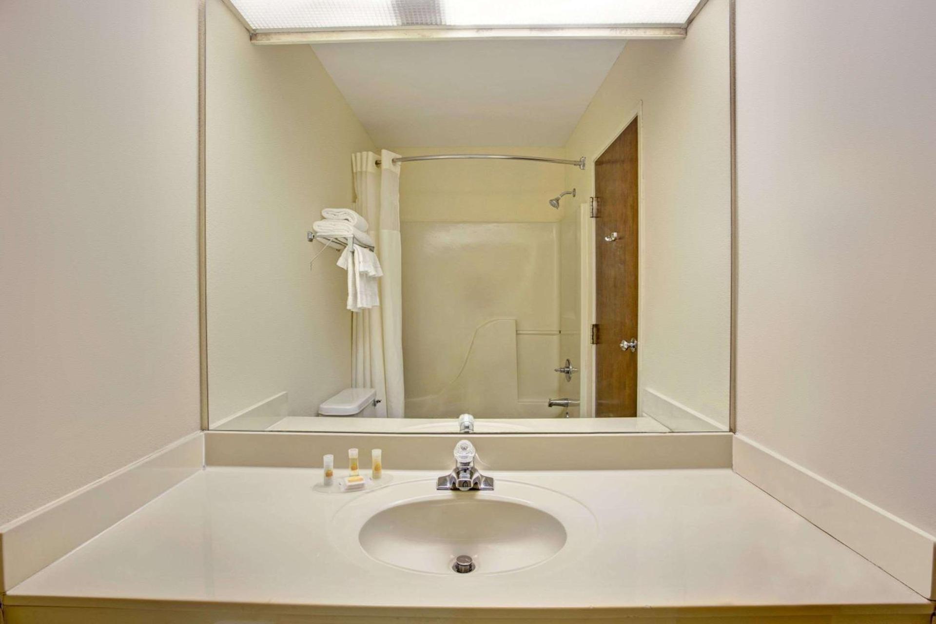 Days Inn & Suites by Wyndham Hickory photo 8