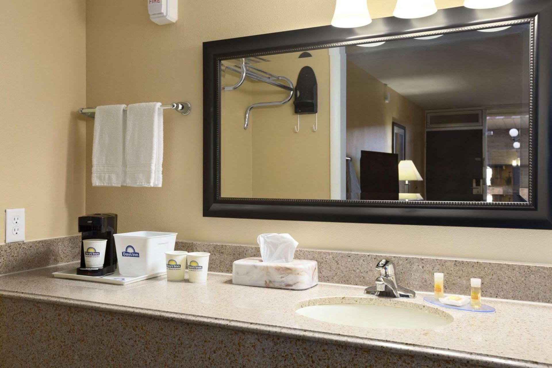 Days Inn by Wyndham Henryetta photo 8