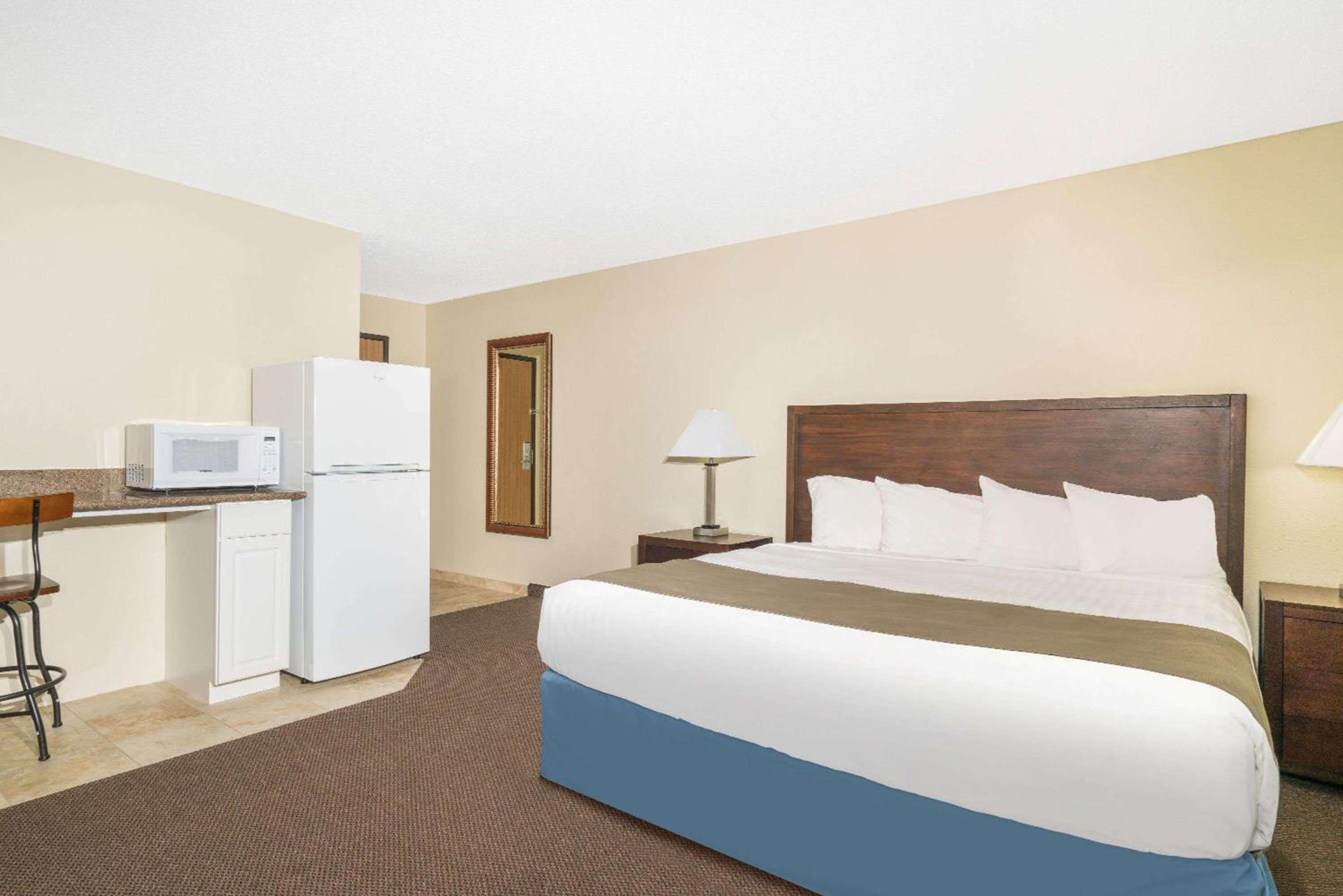 Days Inn & Suites by Wyndham Baxter Brainerd Area photo 5