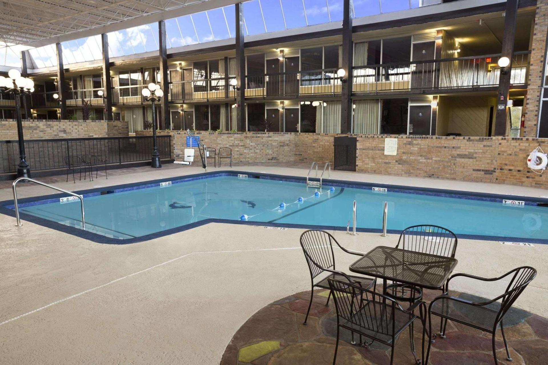 Days Inn by Wyndham Henryetta photo 6