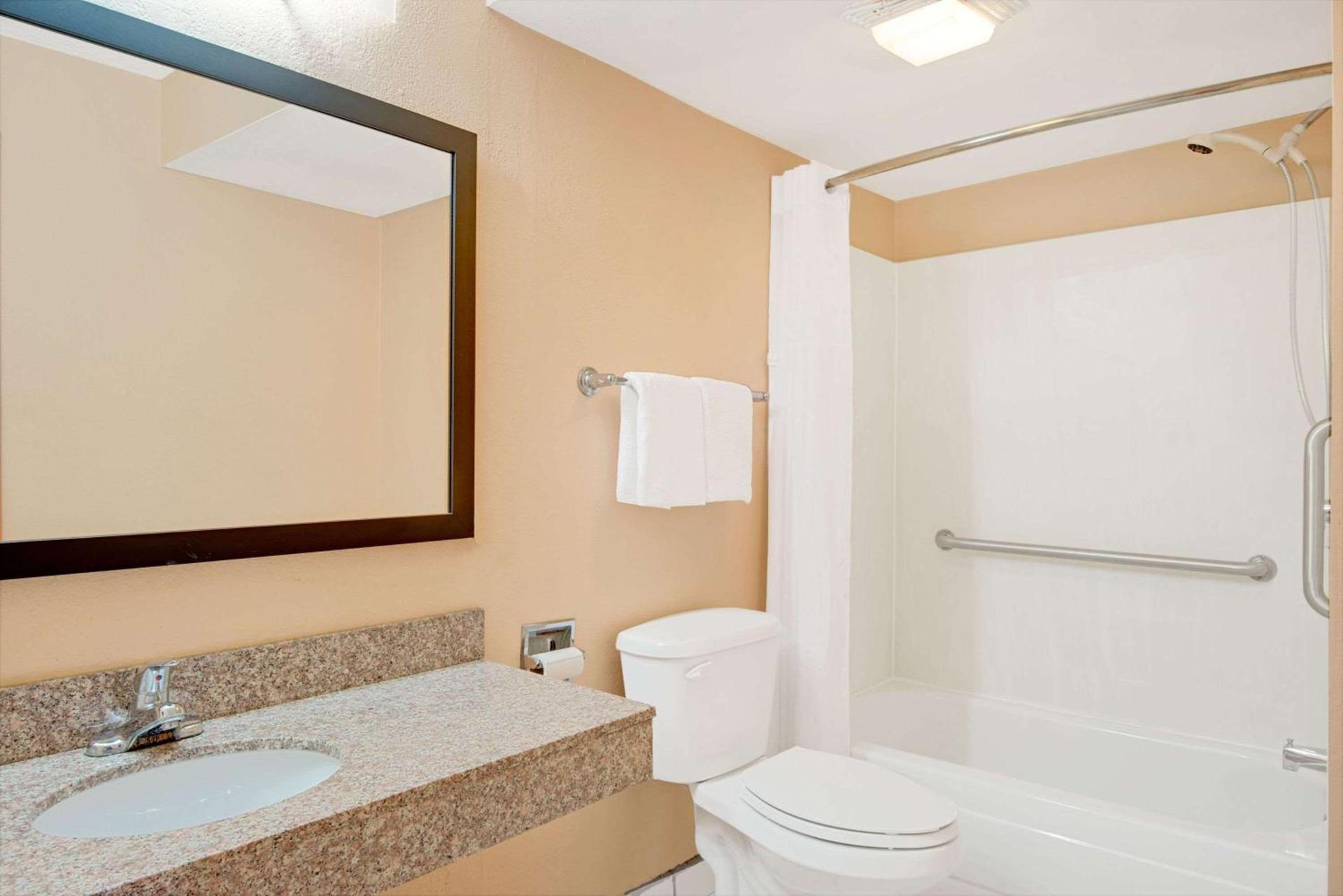 Days Inn by Wyndham Independence photo 8