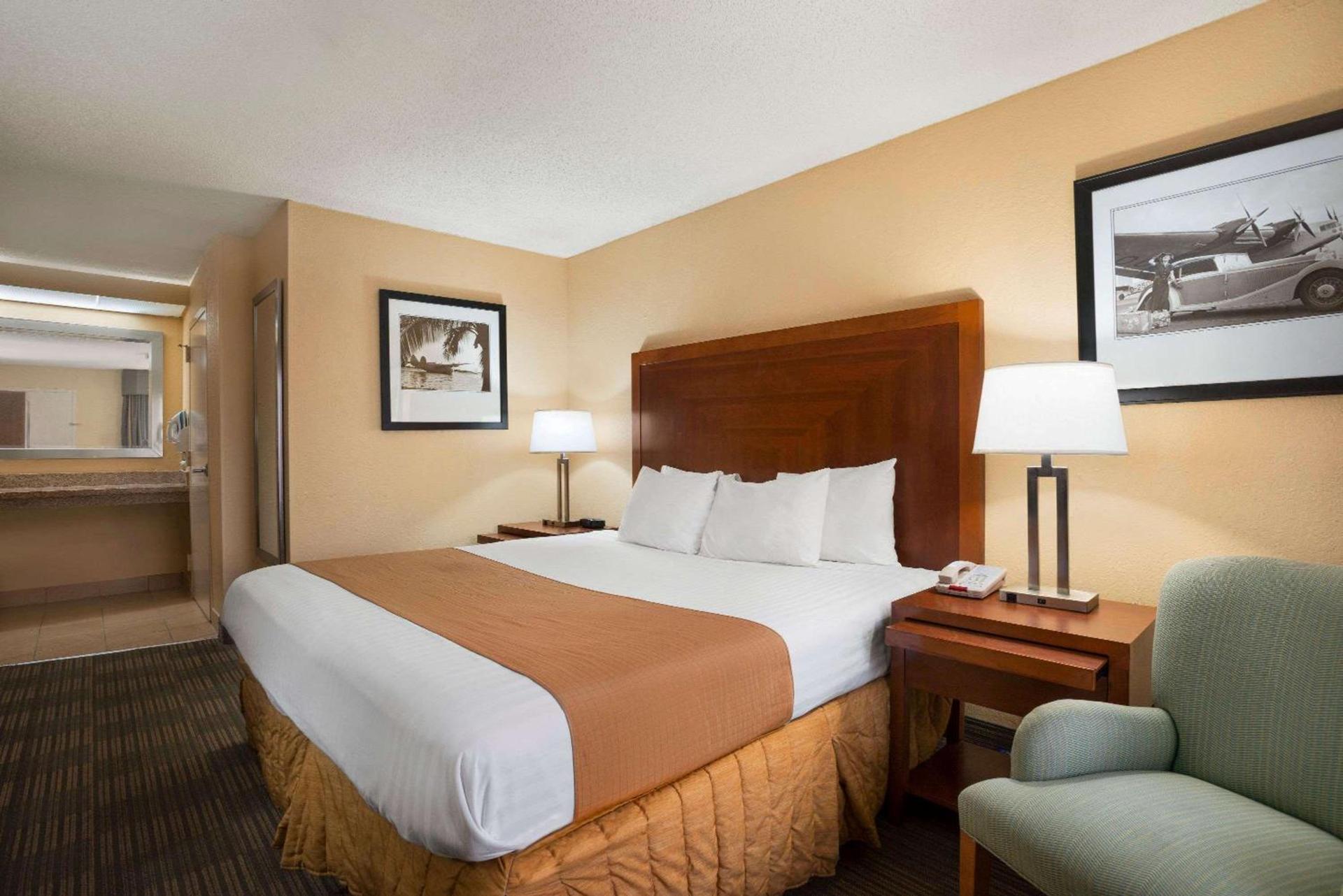 Days Inn by Wyndham Jacksonville Airport photo 9