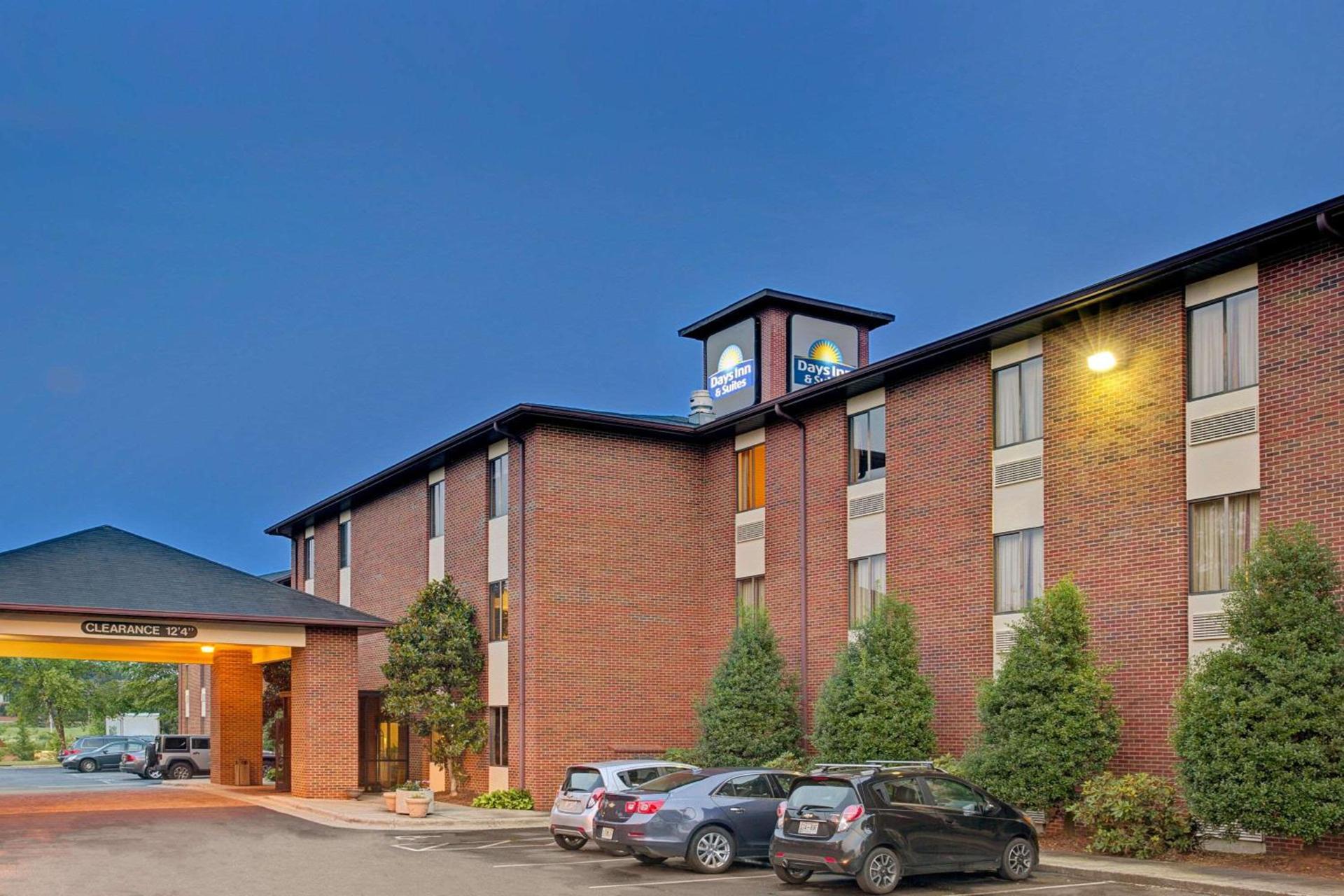 Days Inn & Suites by Wyndham Hickory photo 2