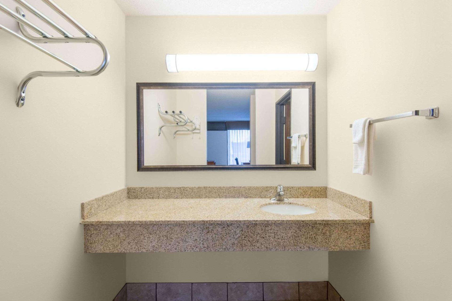 Days Inn by Wyndham Altus photo 16