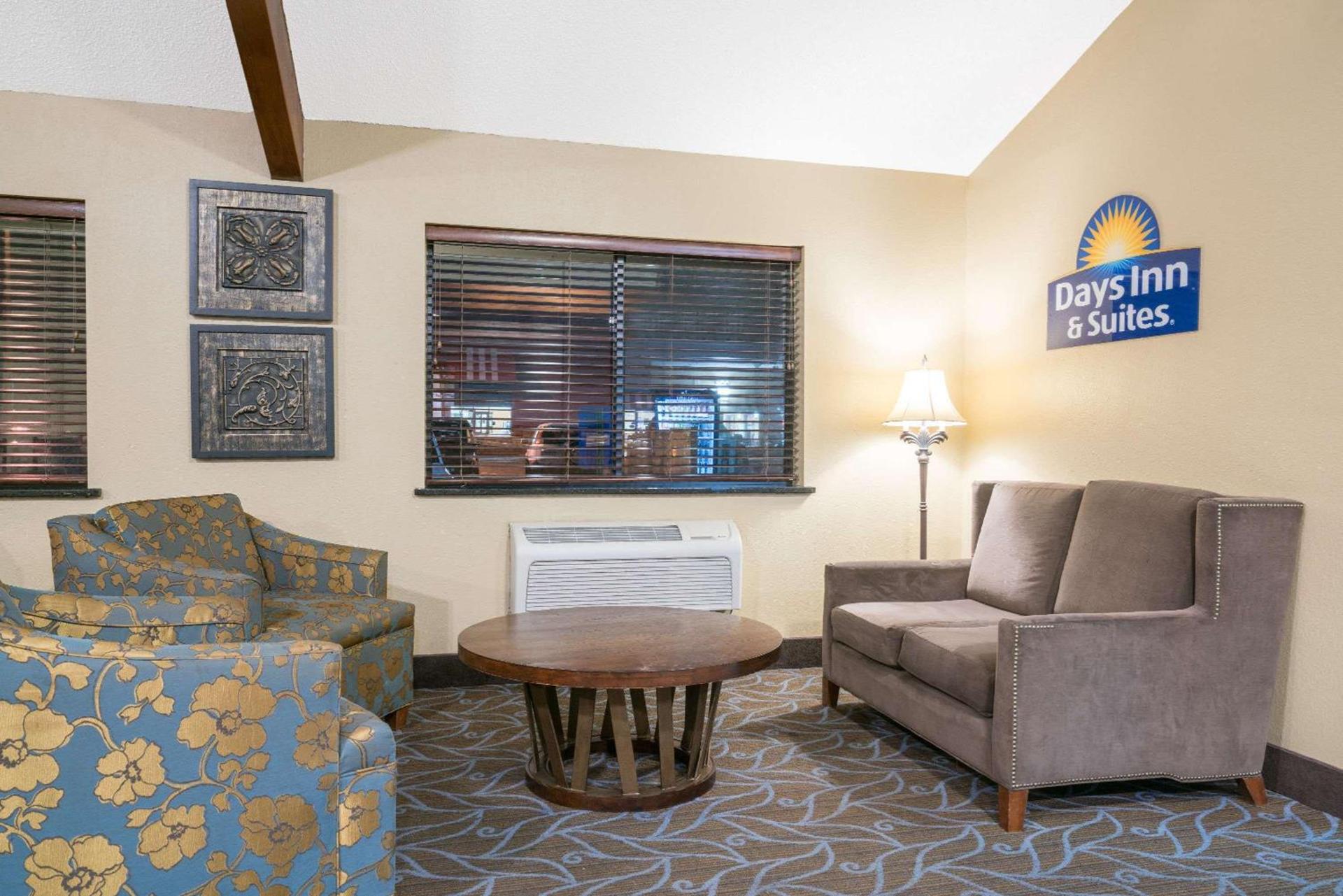 Days Inn & Suites by Wyndham Baxter Brainerd Area photo 2