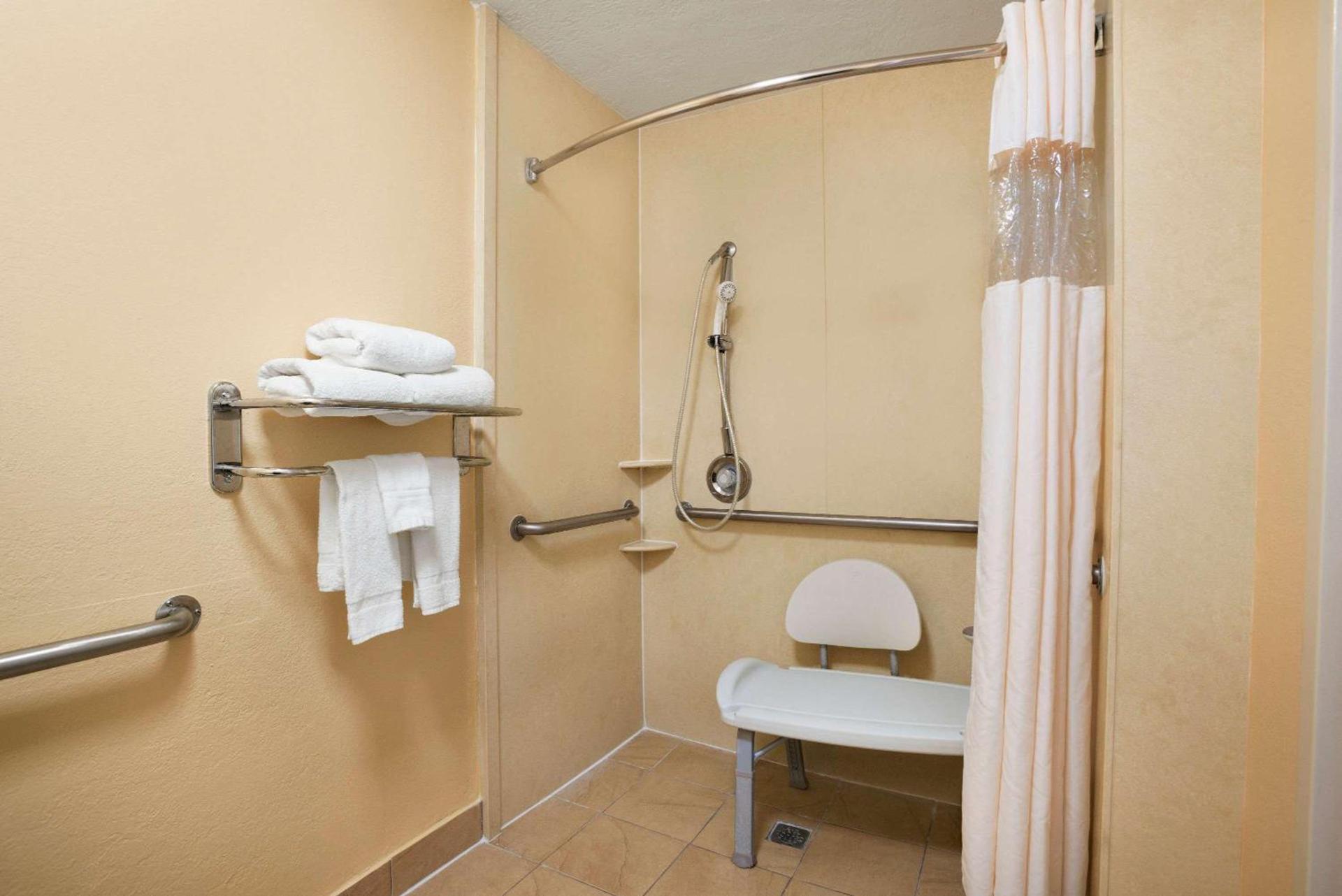 Days Inn by Wyndham Jacksonville Airport photo 6