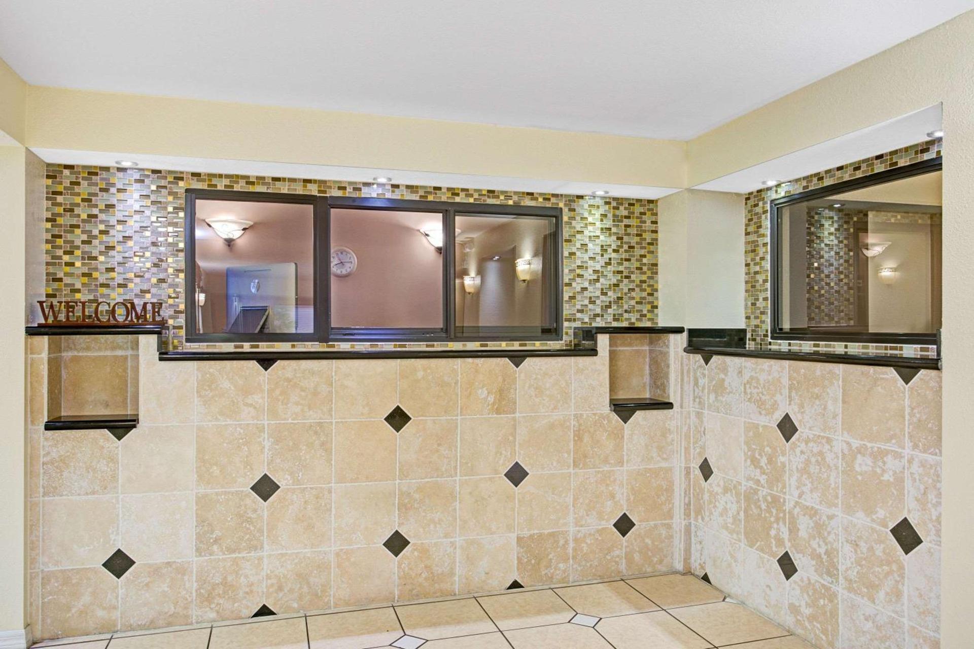Days Inn & Suites by Wyndham Tampa Fairground-Casino-Ybor photo 4