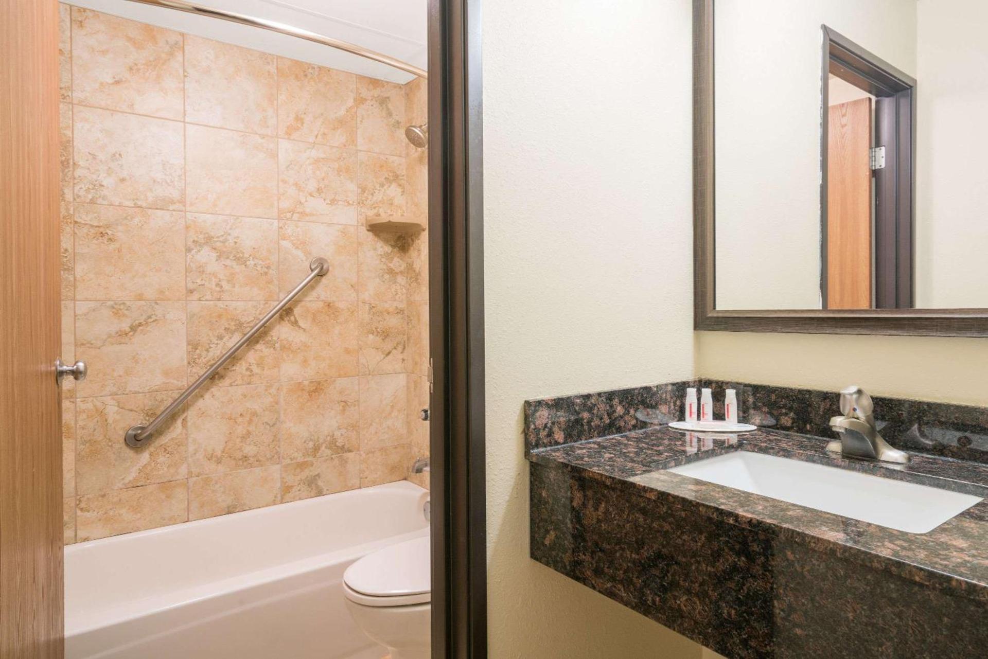 Days Inn & Suites by Wyndham Baxter Brainerd Area photo 6