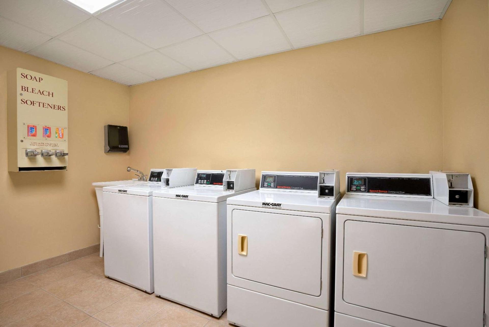 Days Inn by Wyndham Jacksonville Airport photo 12