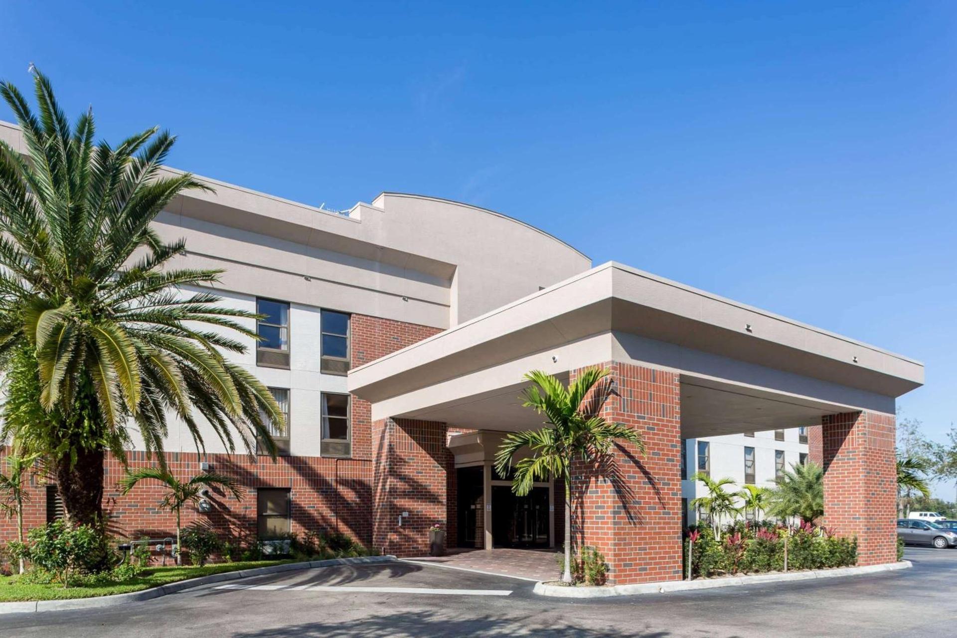 Days Inn & Suites by Wyndham Fort Myers Near JetBlue Park — hotel in Fort Myers