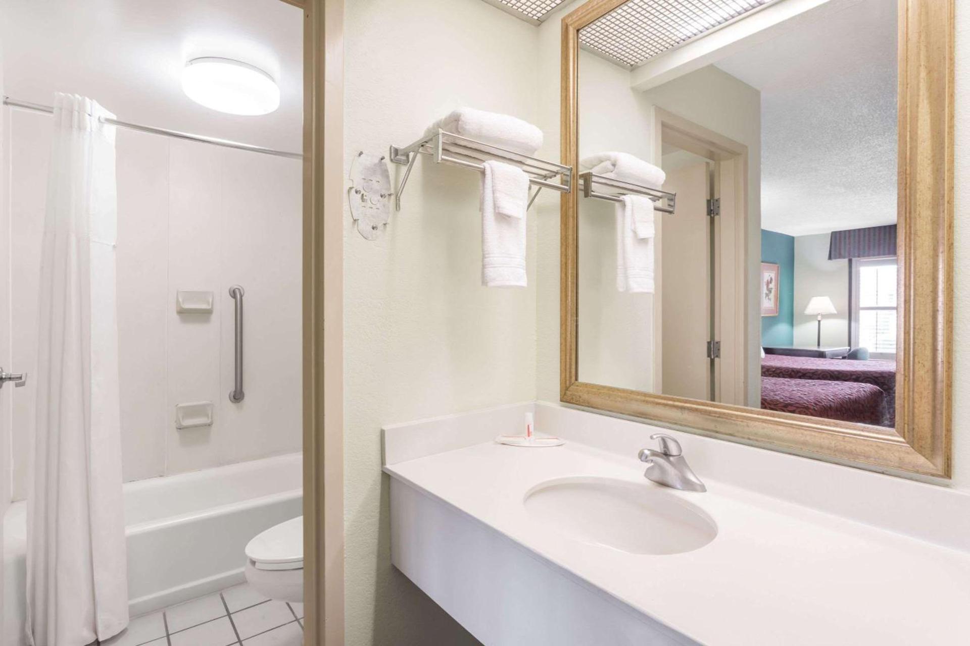 Days Inn by Wyndham Marianna photo 2
