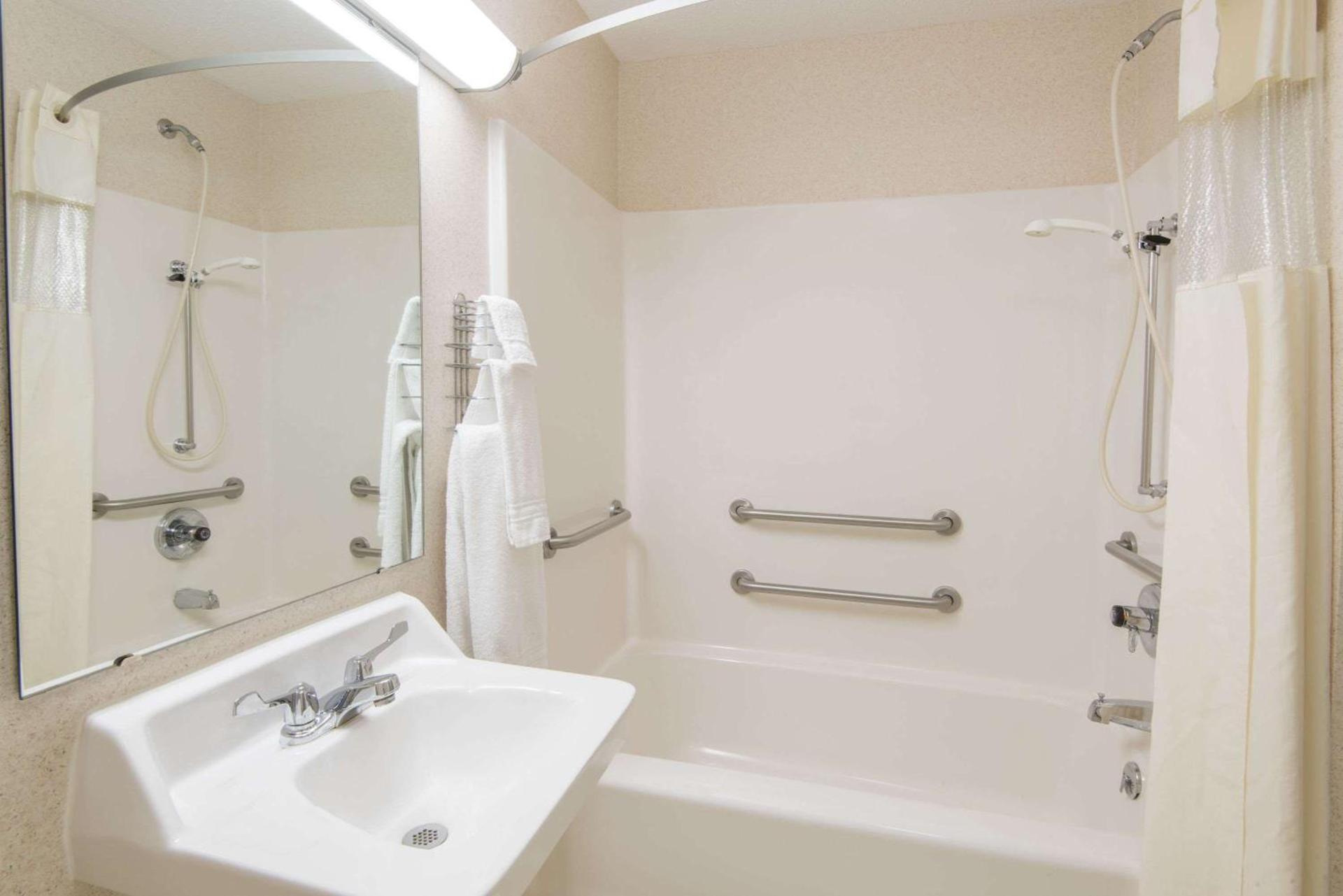 Days Inn by Wyndham Wooster photo 10