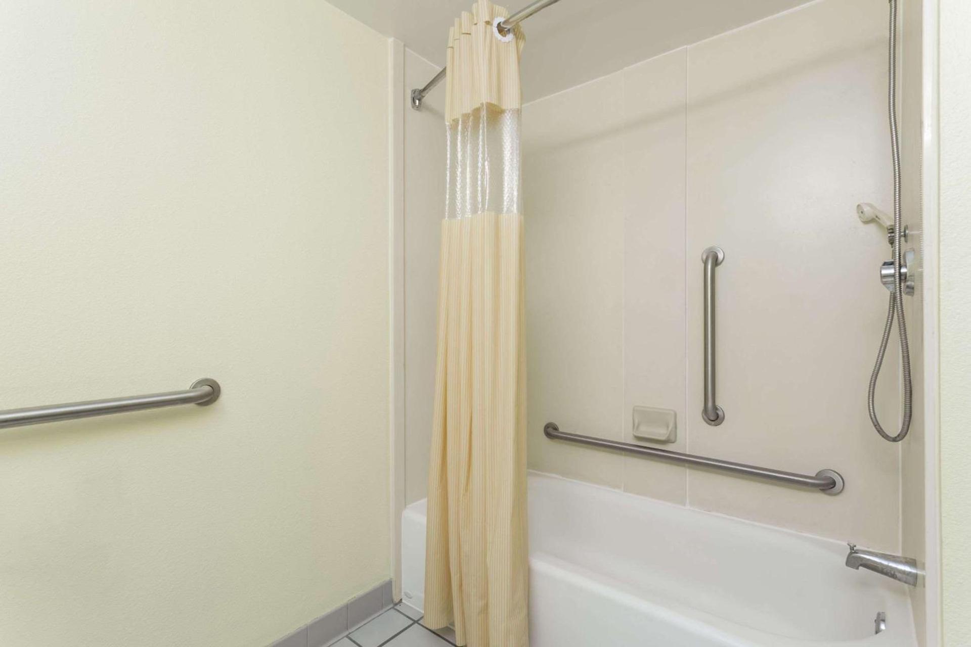 Days Inn by Wyndham Marianna photo 3