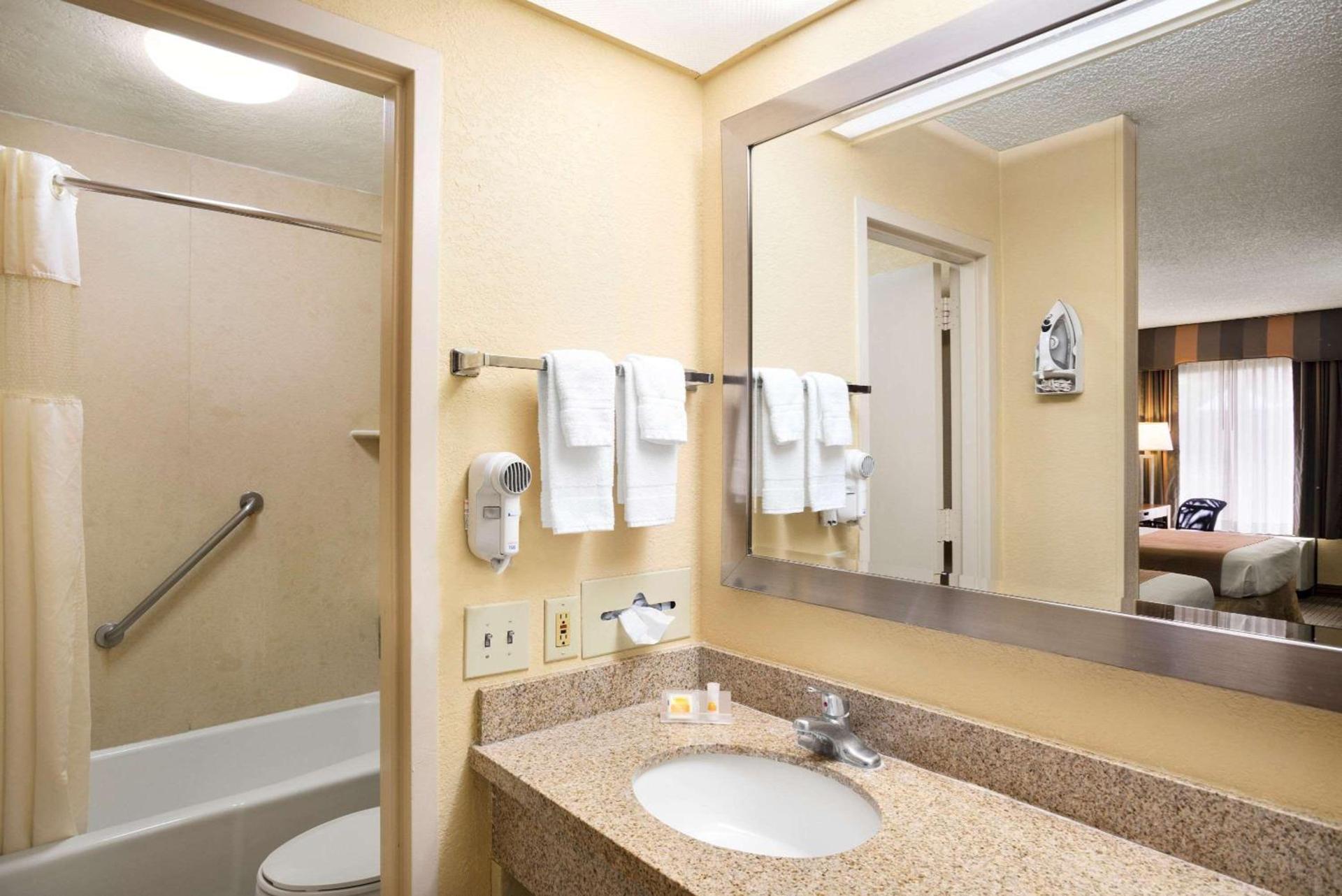 Days Inn by Wyndham Jacksonville Airport photo 10
