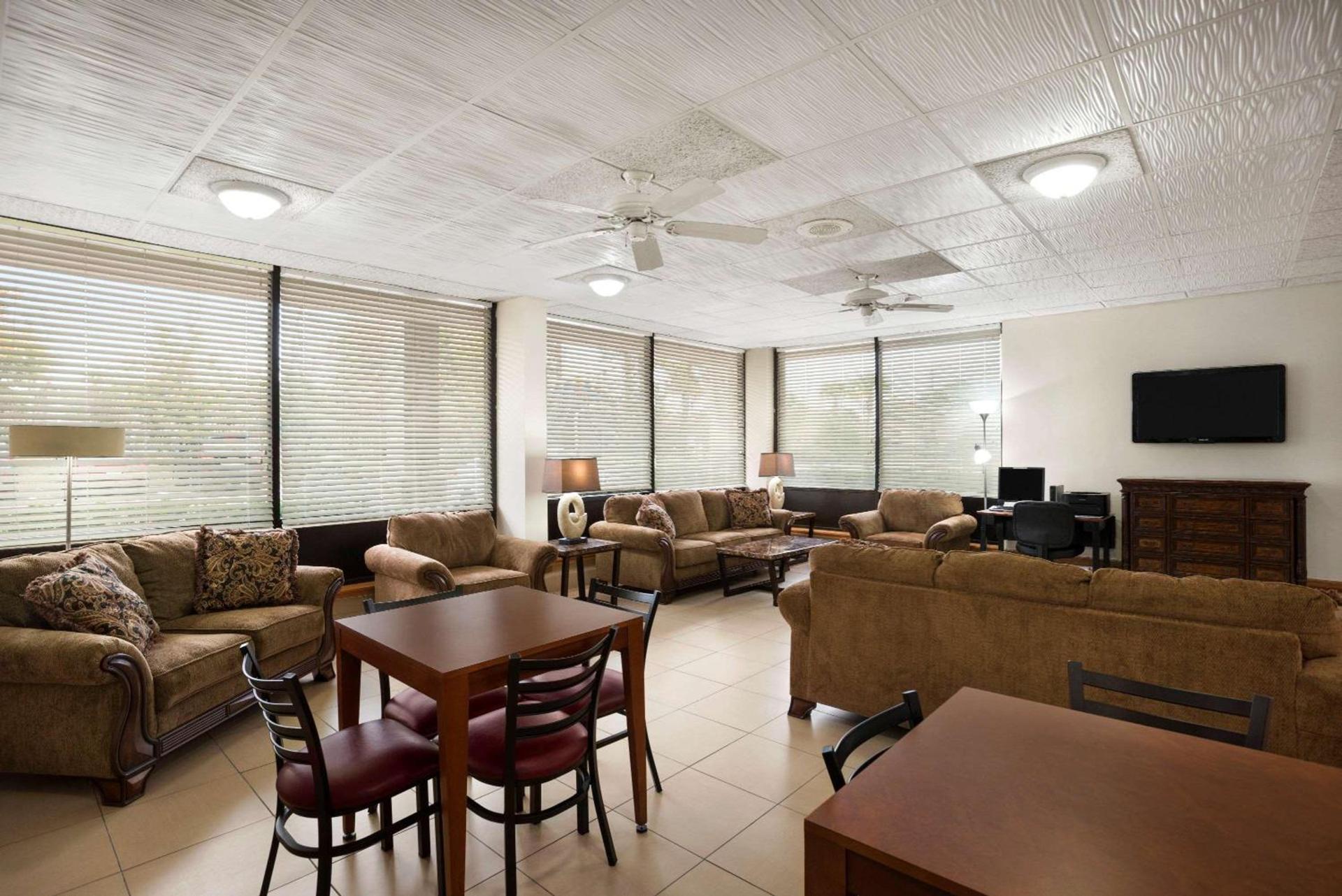 Days Inn by Wyndham Jacksonville Airport photo 4