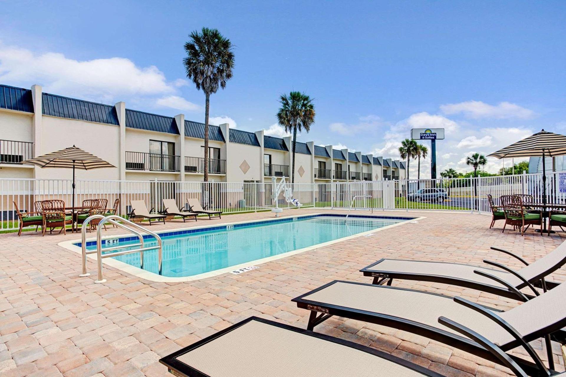 Days Inn & Suites by Wyndham Tampa Fairground-Casino-Ybor photo 2
