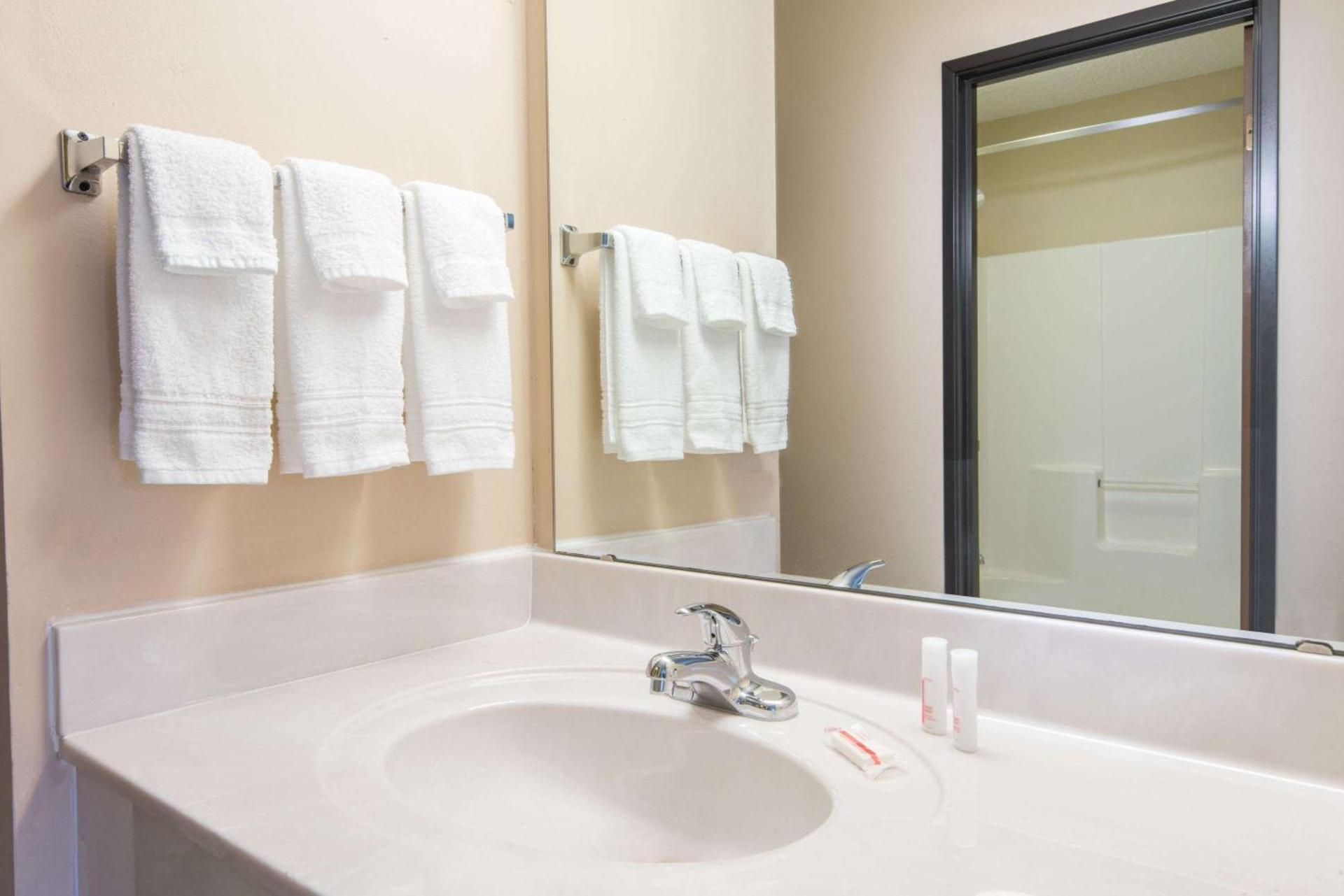 Days Inn by Wyndham Wooster photo 7