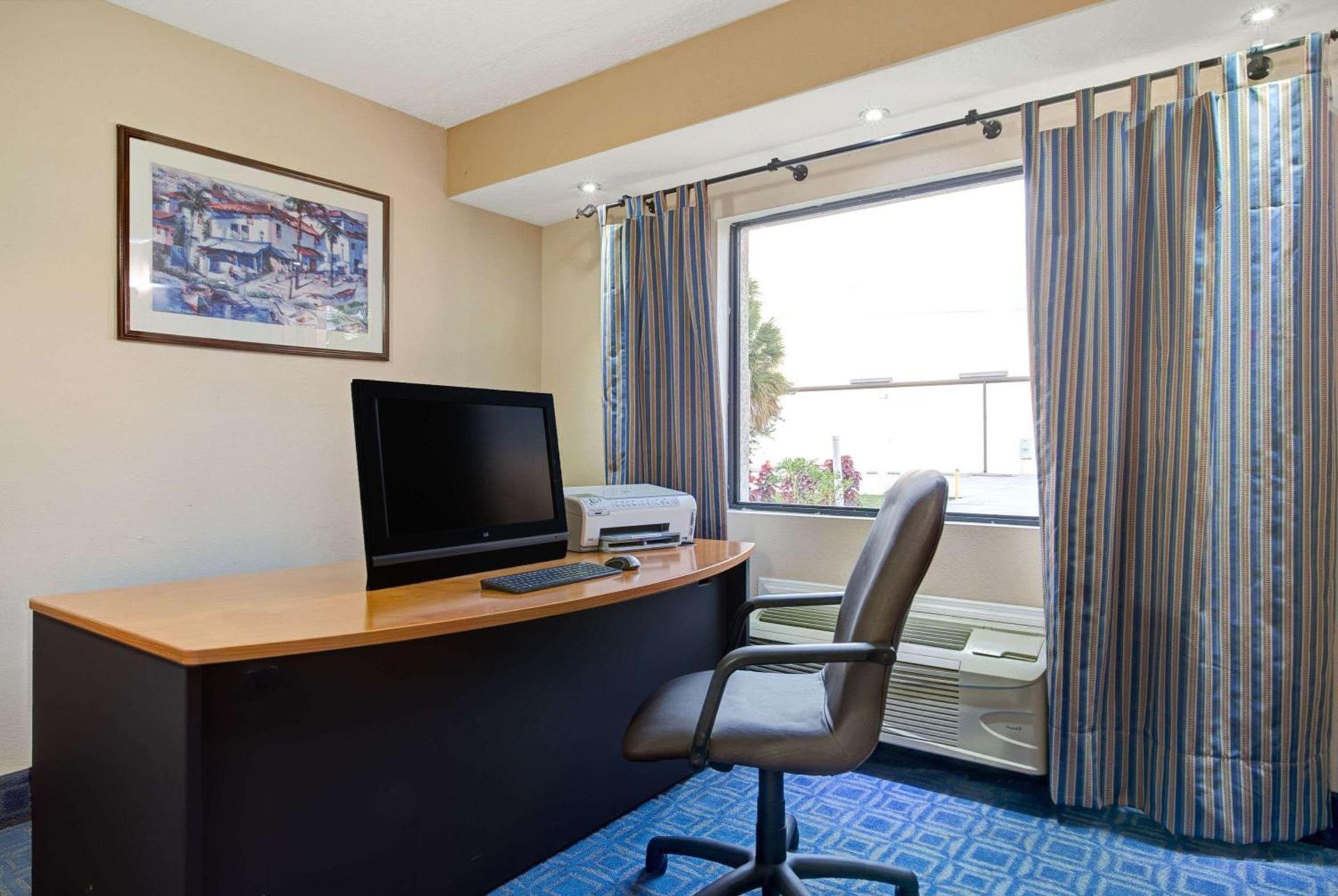 Days Inn & Suites by Wyndham Tampa Fairground-Casino-Ybor photo 7
