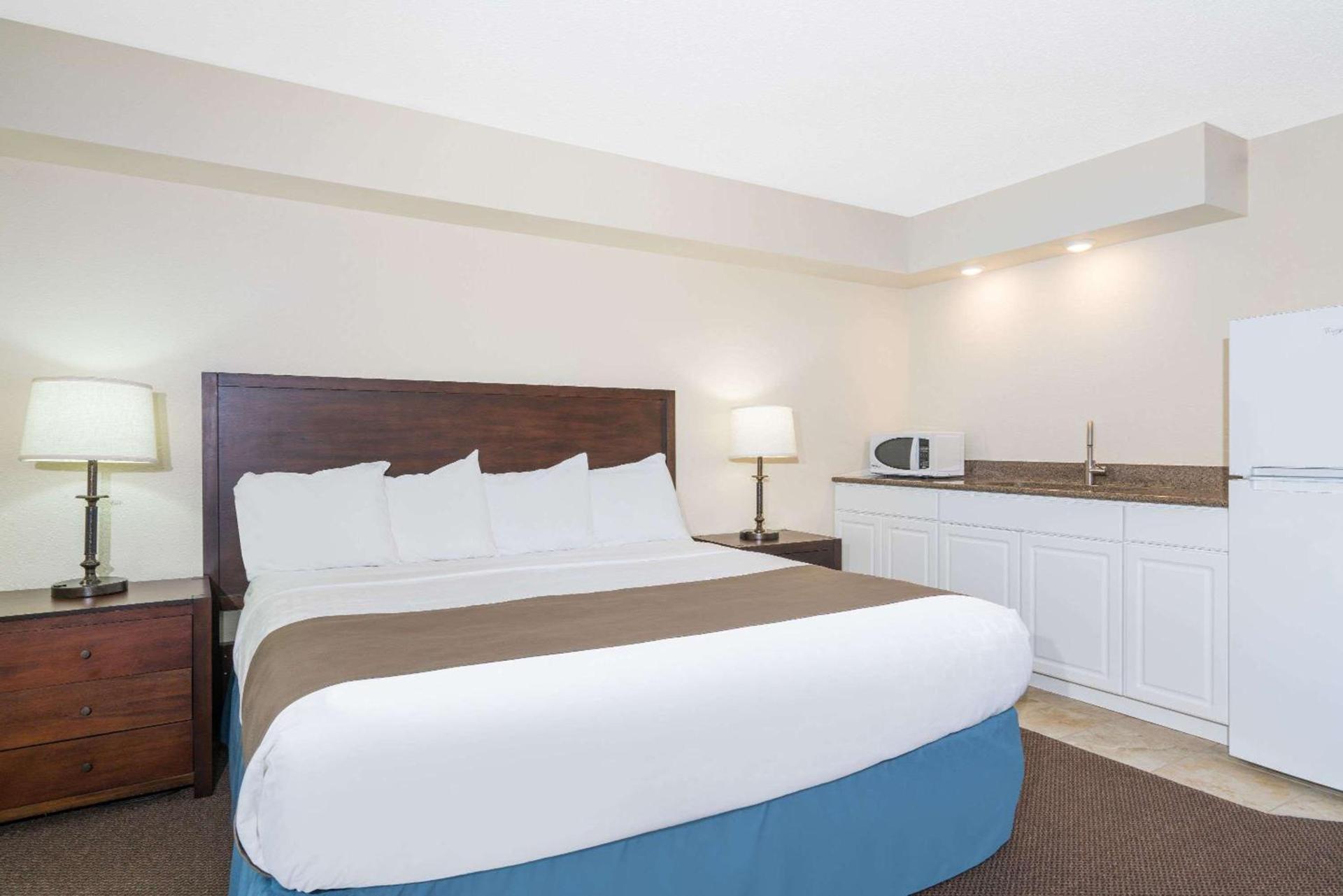 Days Inn & Suites by Wyndham Baxter Brainerd Area photo 8