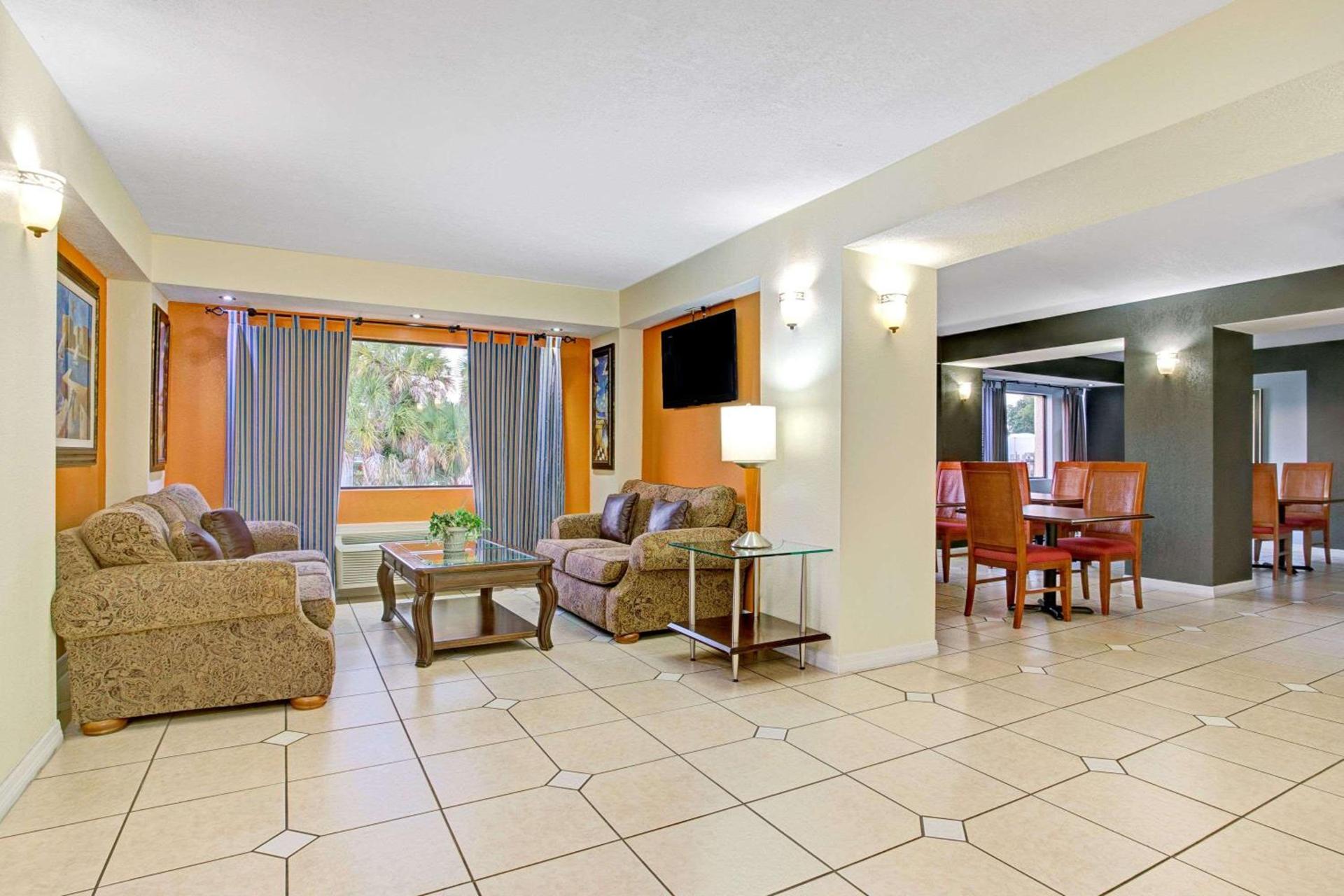 Days Inn & Suites by Wyndham Tampa Fairground-Casino-Ybor photo 3