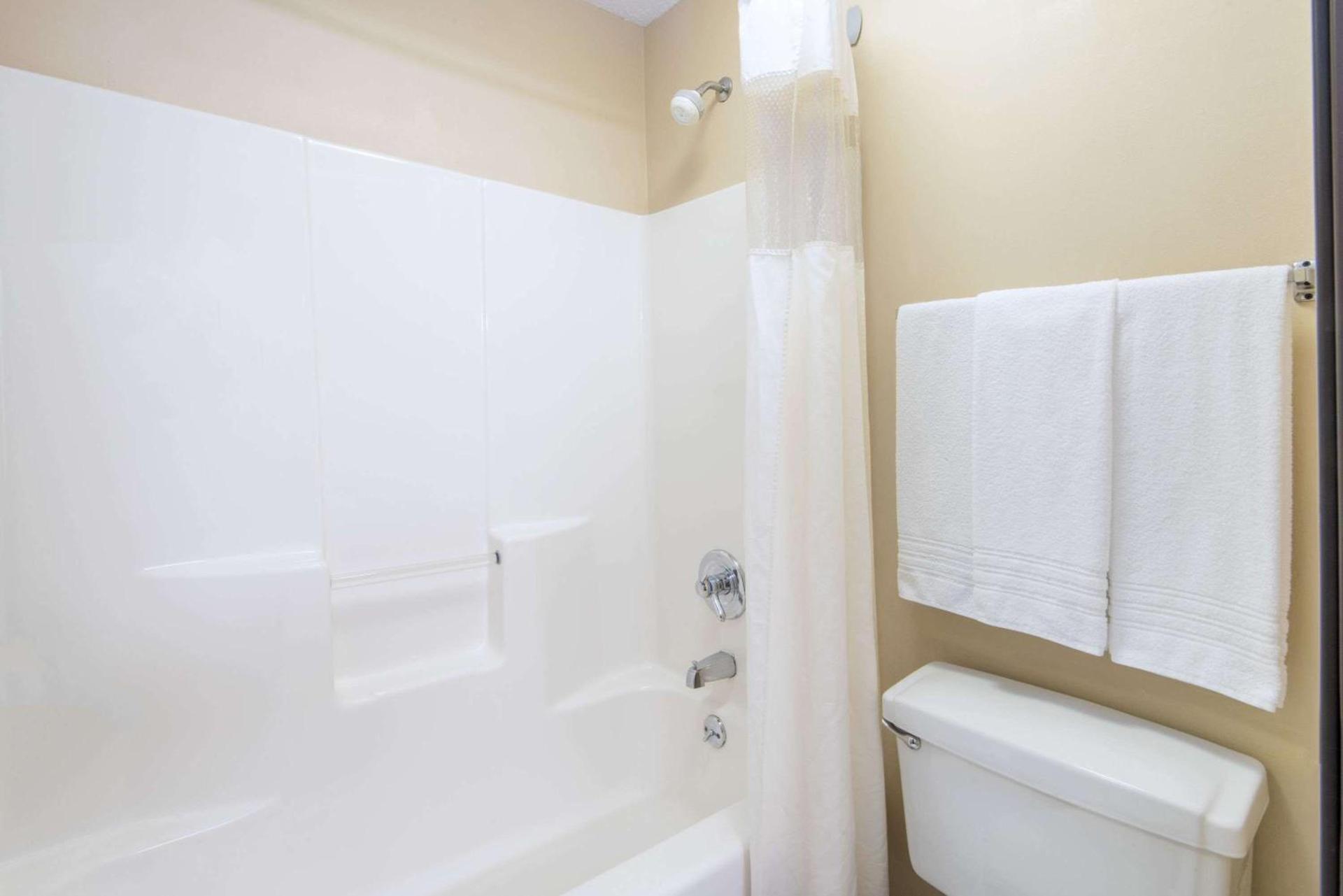 Days Inn by Wyndham Wooster photo 9