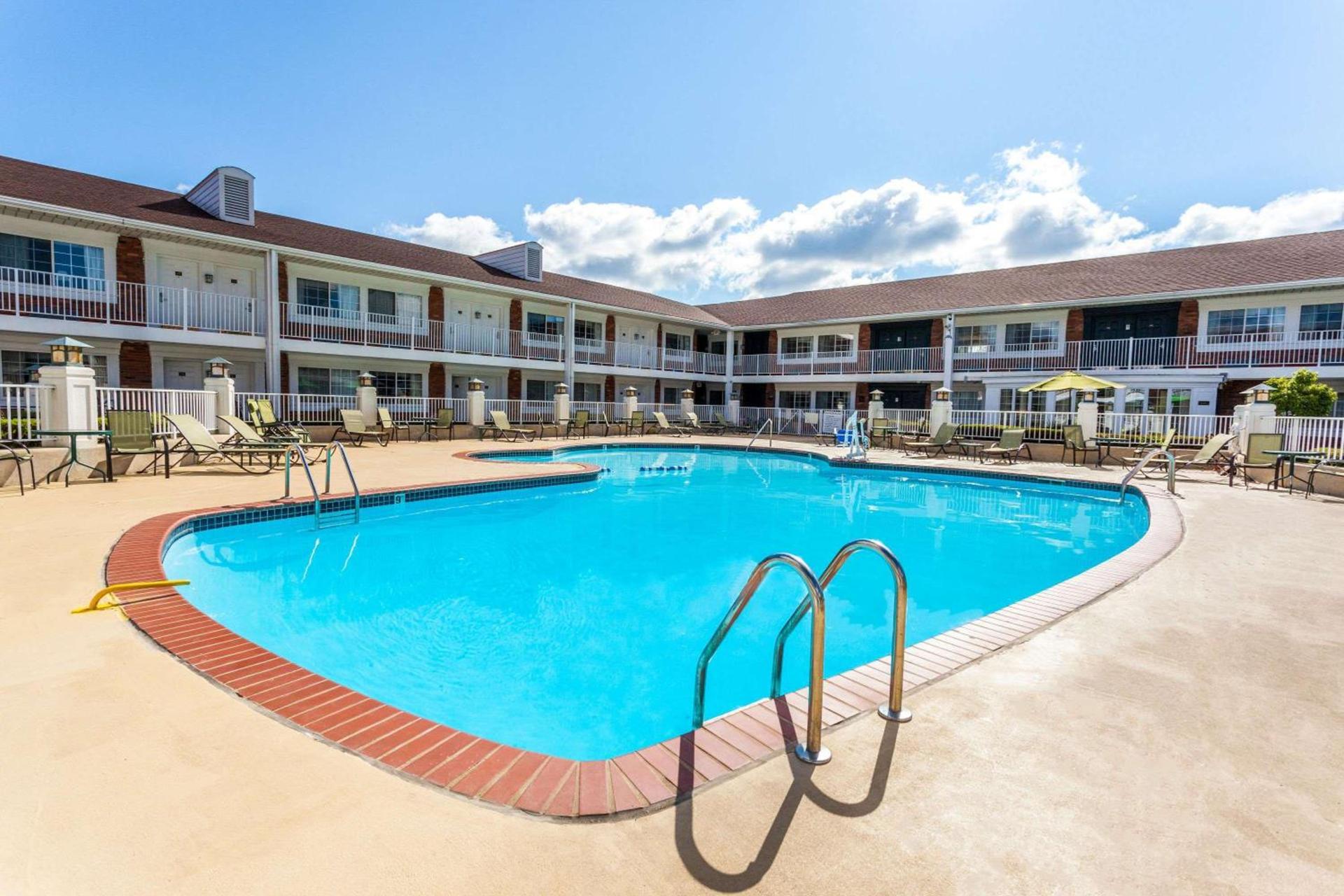 Days Inn & Suites by Wyndham Roseville/Detroit Area photo 22