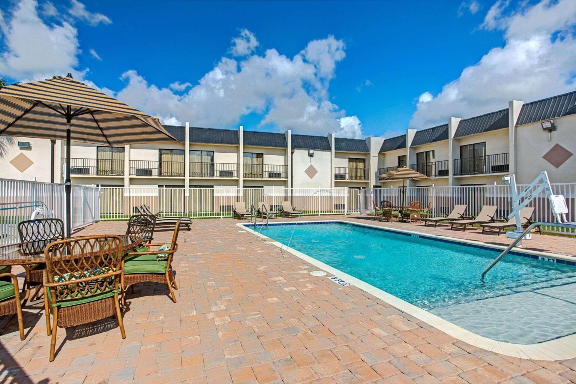 Days Inn & Suites by Wyndham Tampa Fairground-Casino-Ybor photo 10