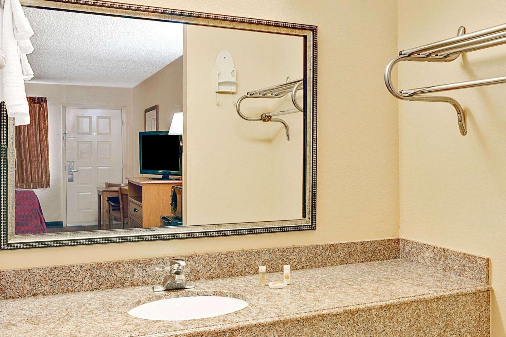 Days Inn by Wyndham Boerne photo 6
