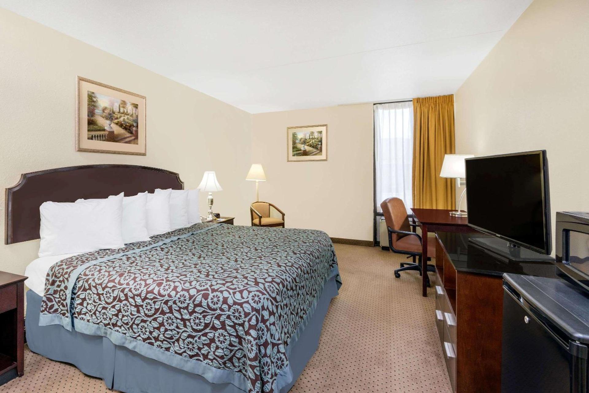 Days Inn by Wyndham Indianapolis Castleton photo 2