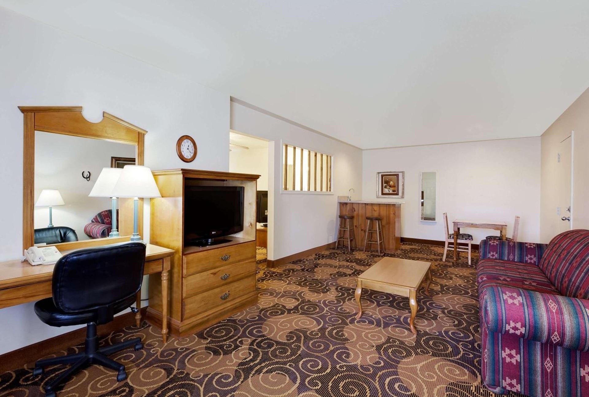 Days Inn by Wyndham San Angelo photo 32