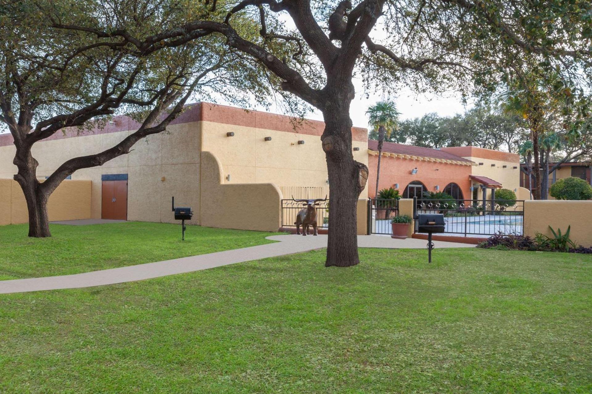 Days Inn by Wyndham Uvalde — hotel in Uvalde
