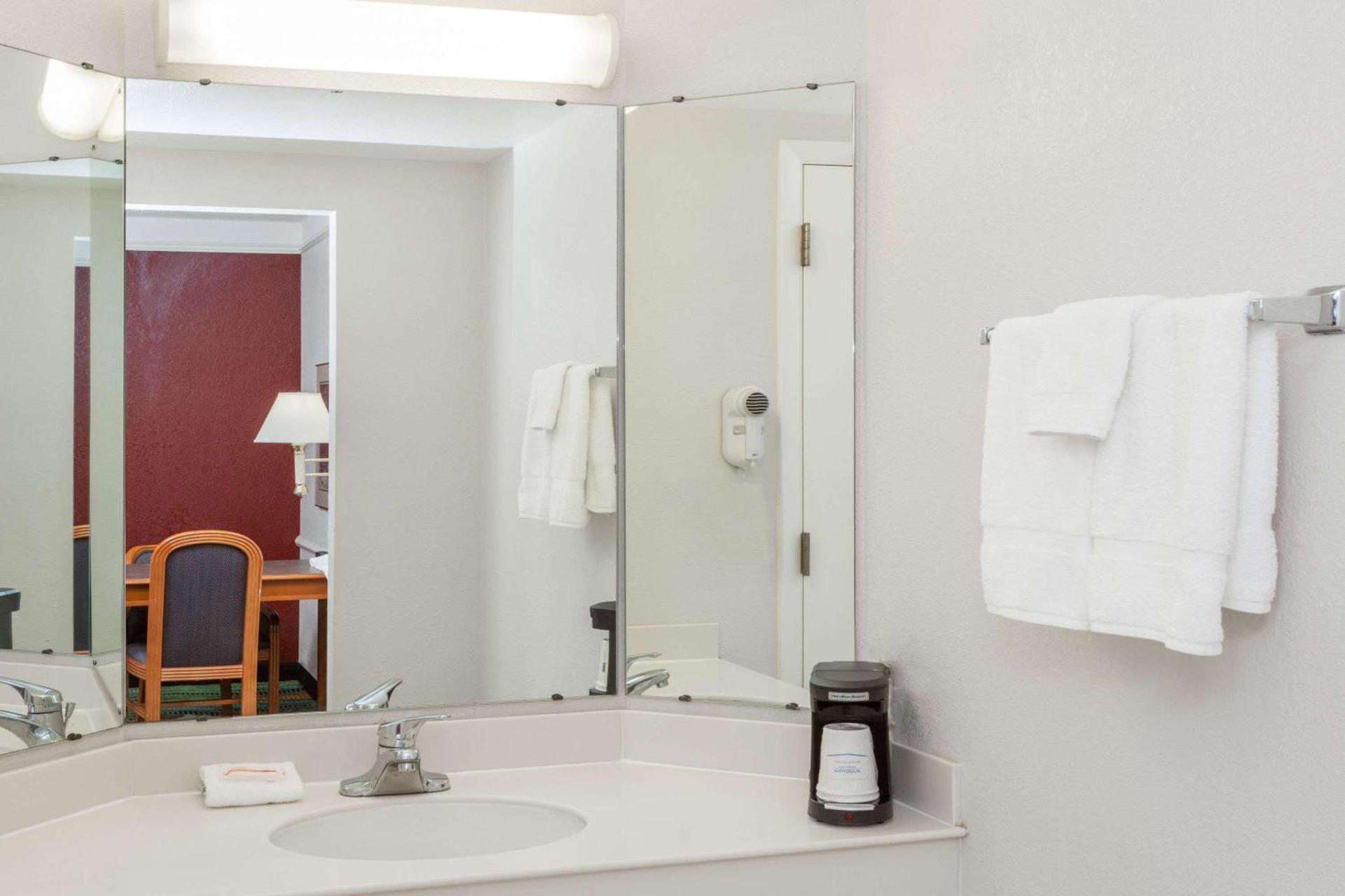 Days Inn & Suites by Wyndham Arlington Heights photo 15
