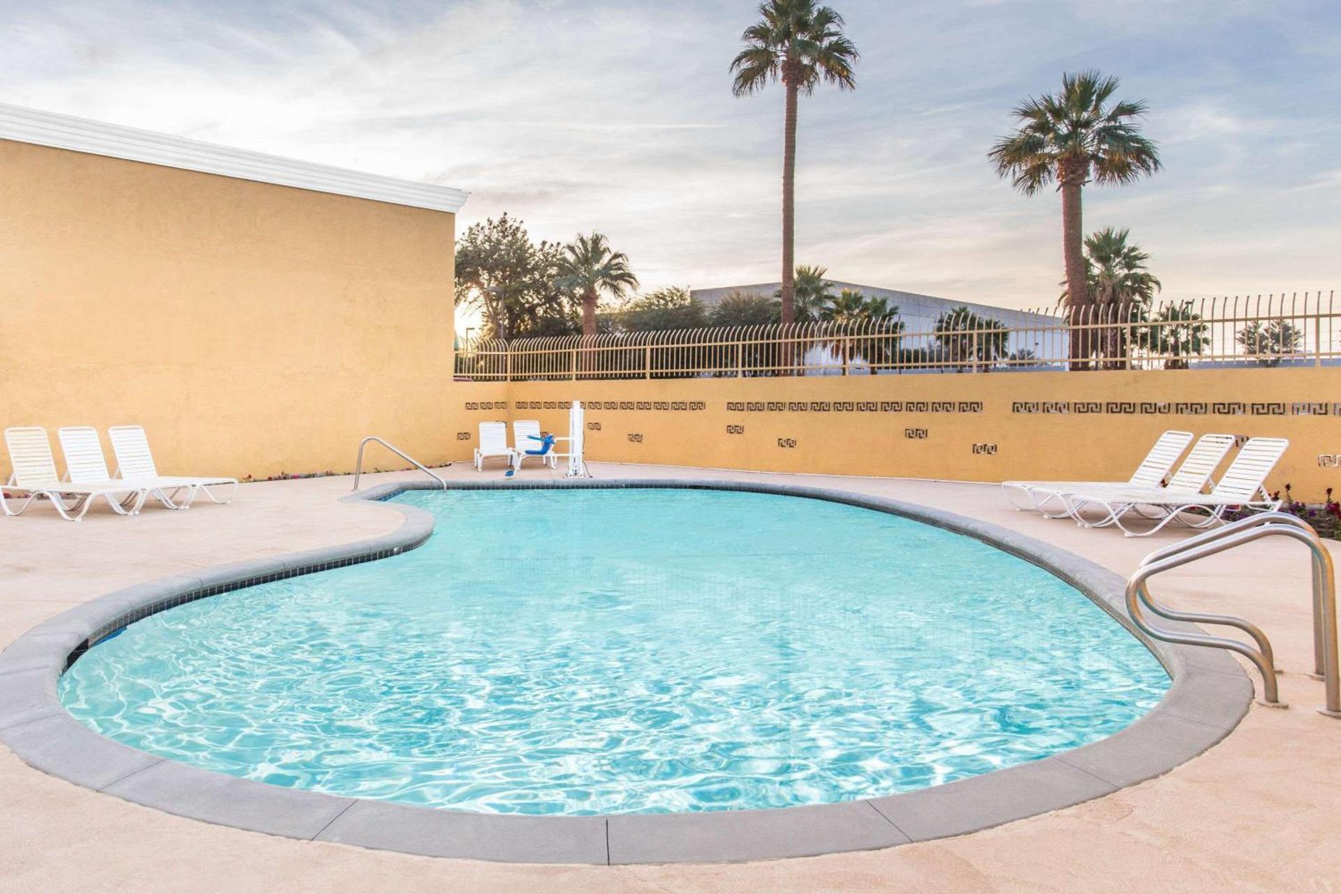 Days Inn by Wyndham Indio photo 3