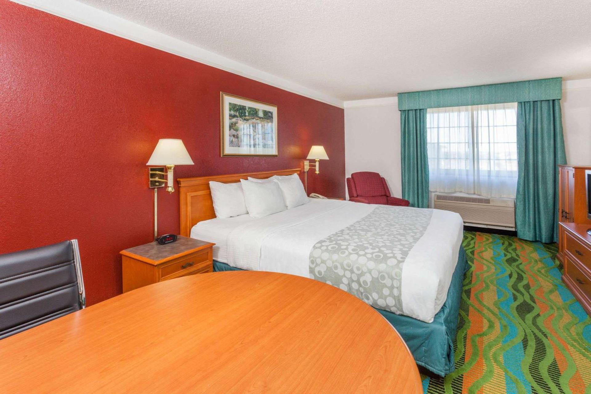 Days Inn & Suites by Wyndham Arlington Heights photo 9
