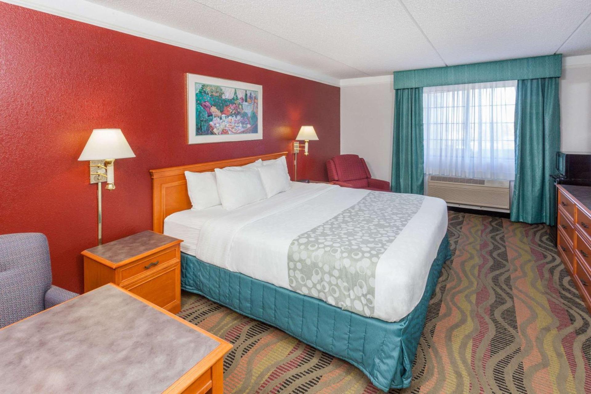 Days Inn & Suites by Wyndham Arlington Heights photo 11