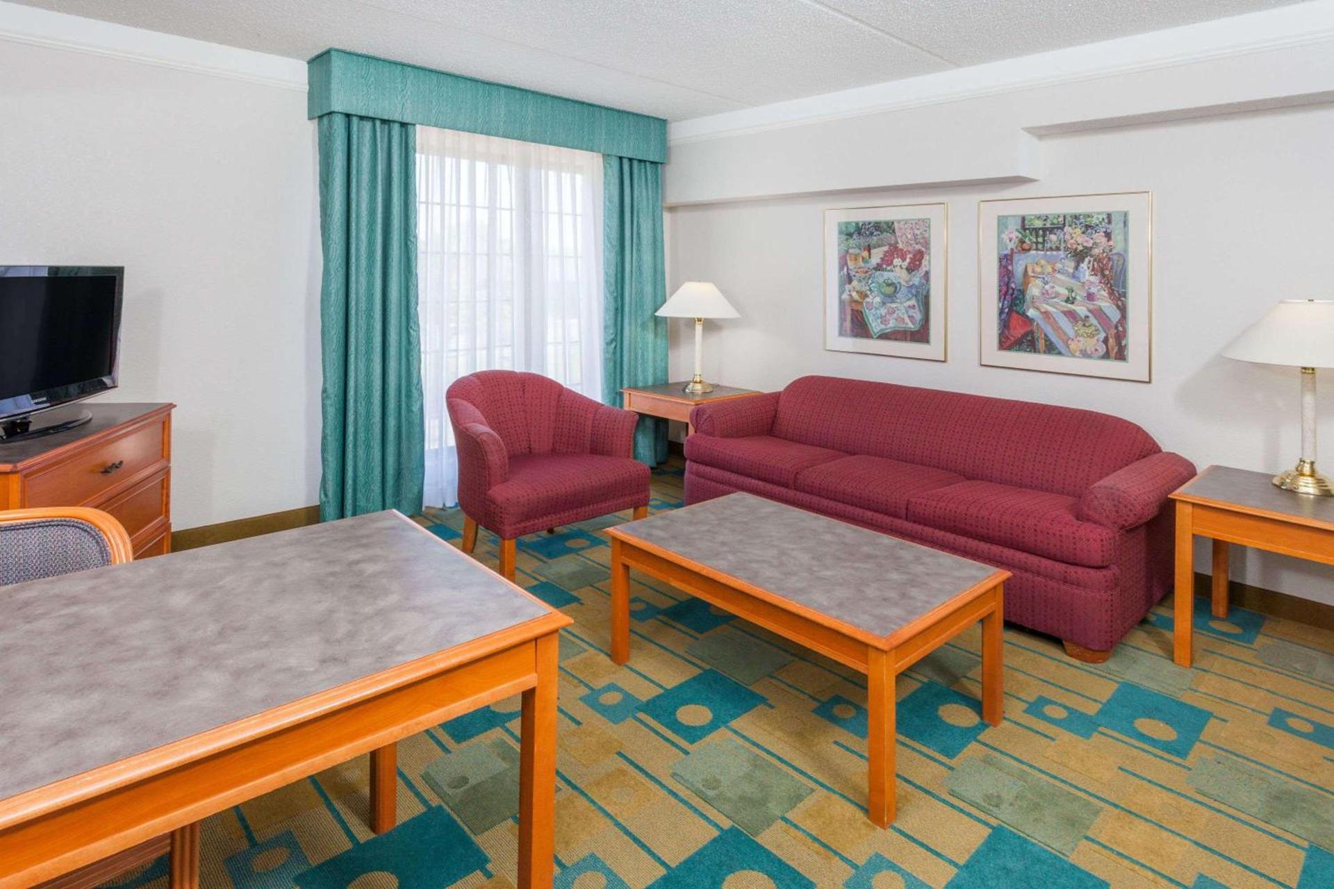 Days Inn & Suites by Wyndham Arlington Heights photo 13